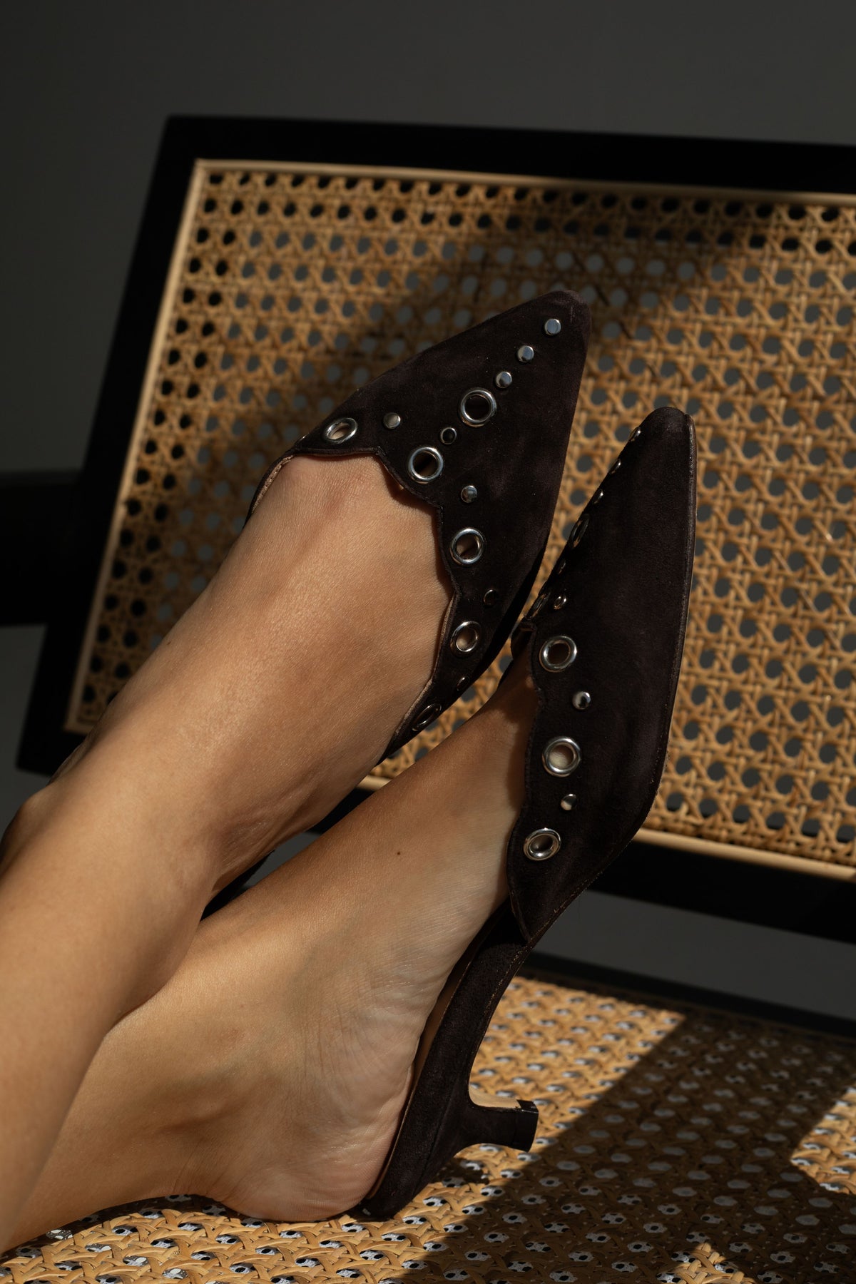 Mocassin à bride en T avec clous en chocolat 2 cm