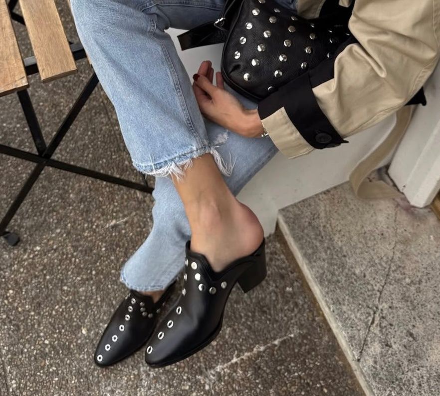 ZUECO PIEL NEGRO PUNKY