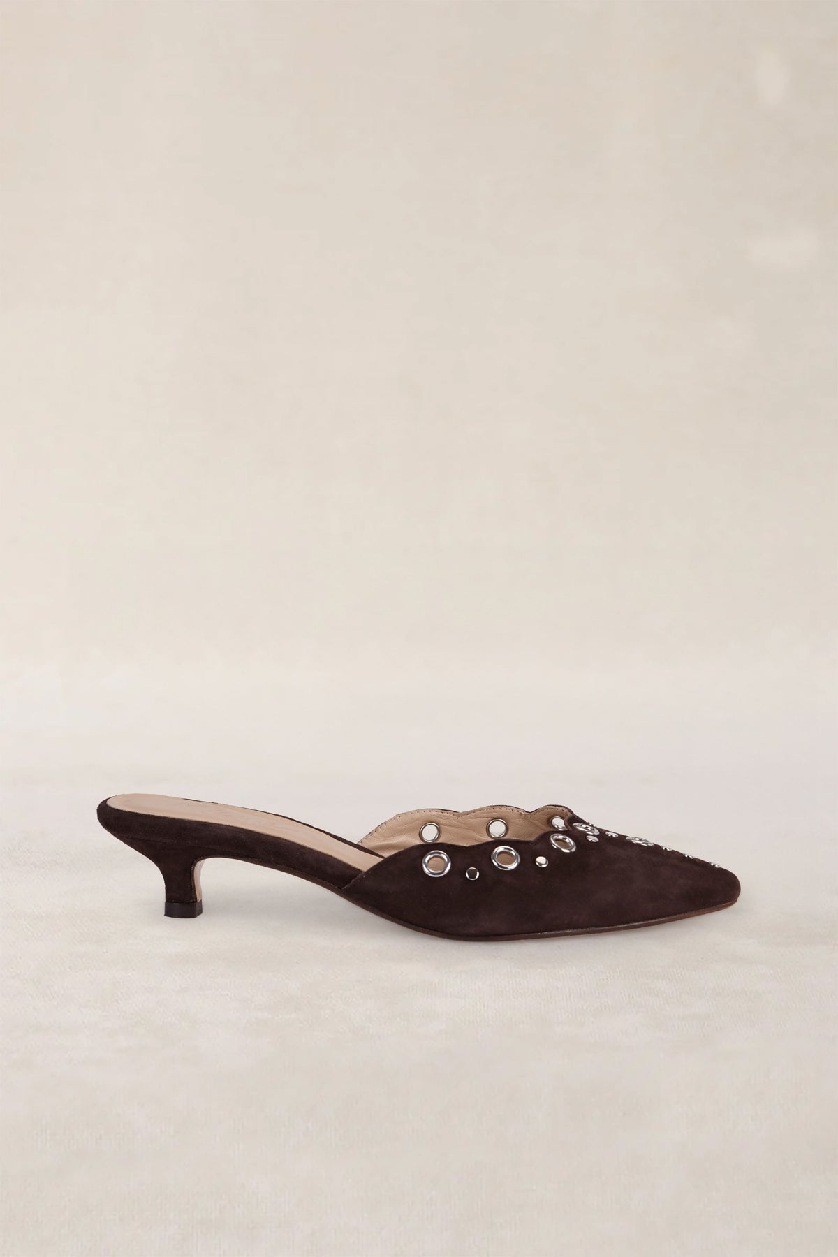Mocassin à bride en T avec clous en chocolat 2 cm