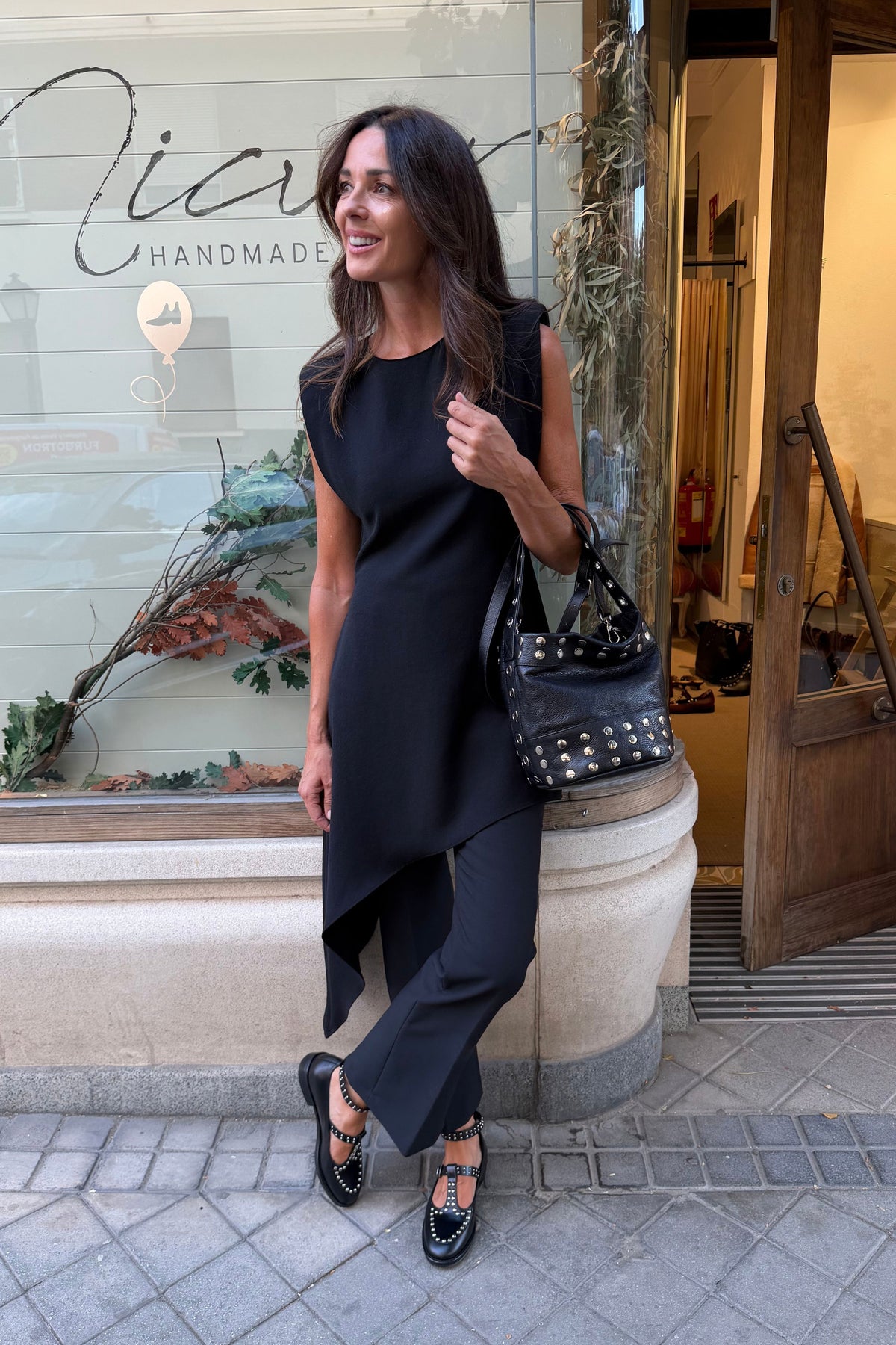 BOLSO BUCKET MINI NEGRO TACHAS