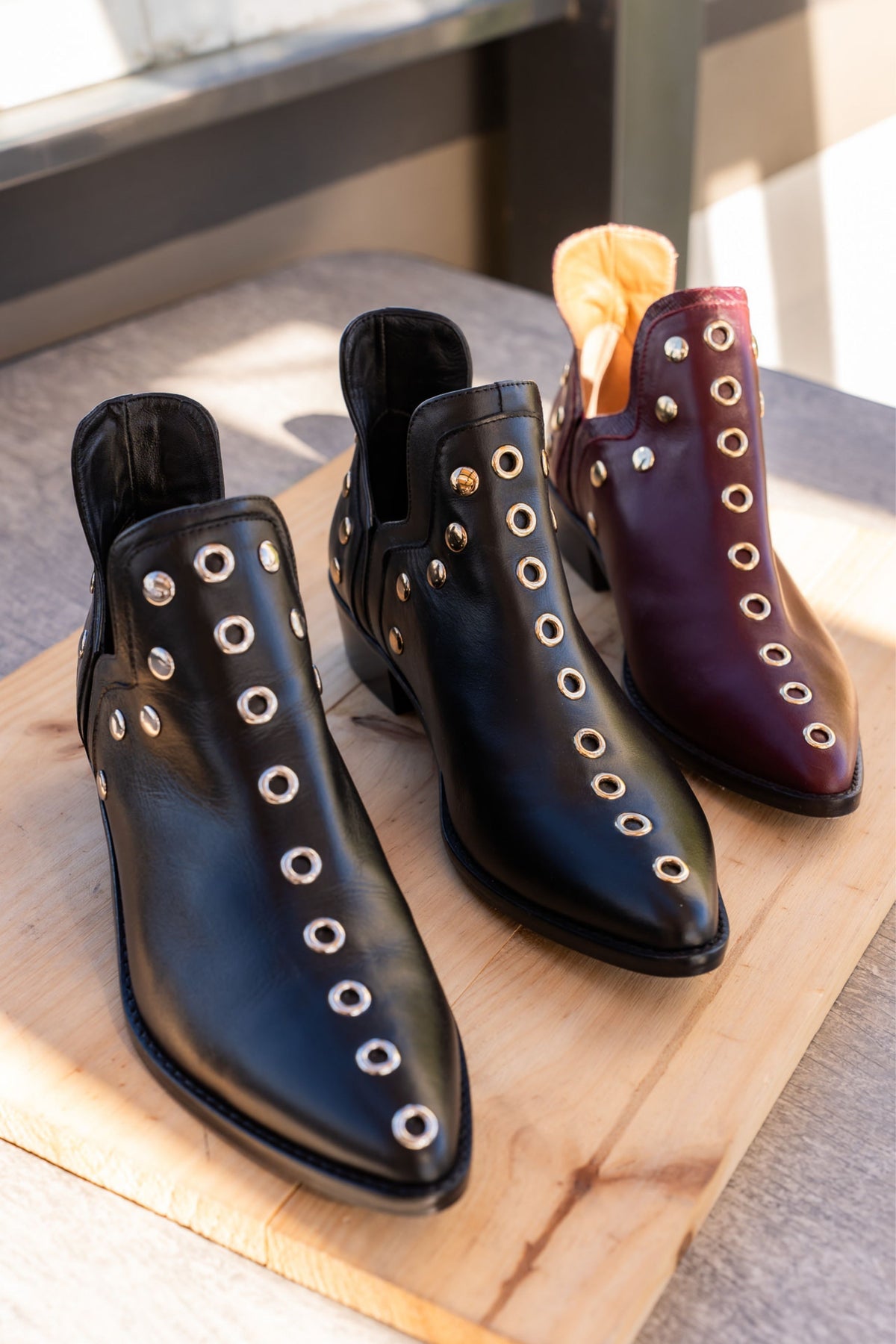 PUNKY BOOTS NEGRAS TACHAS PLATA 4CM