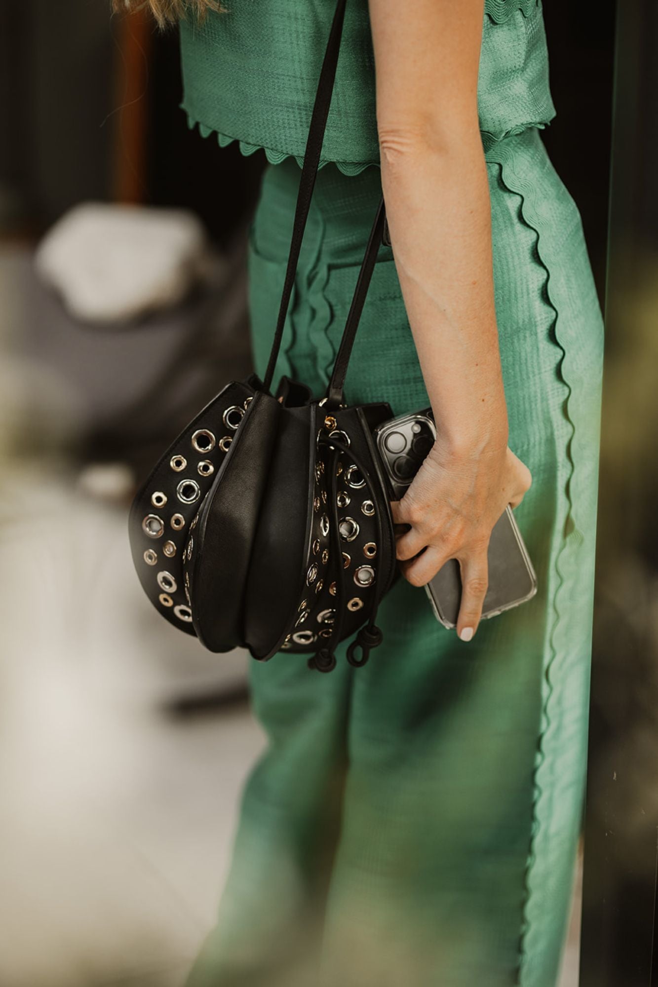 BOLSO DINSUM NEGRO TACHAS