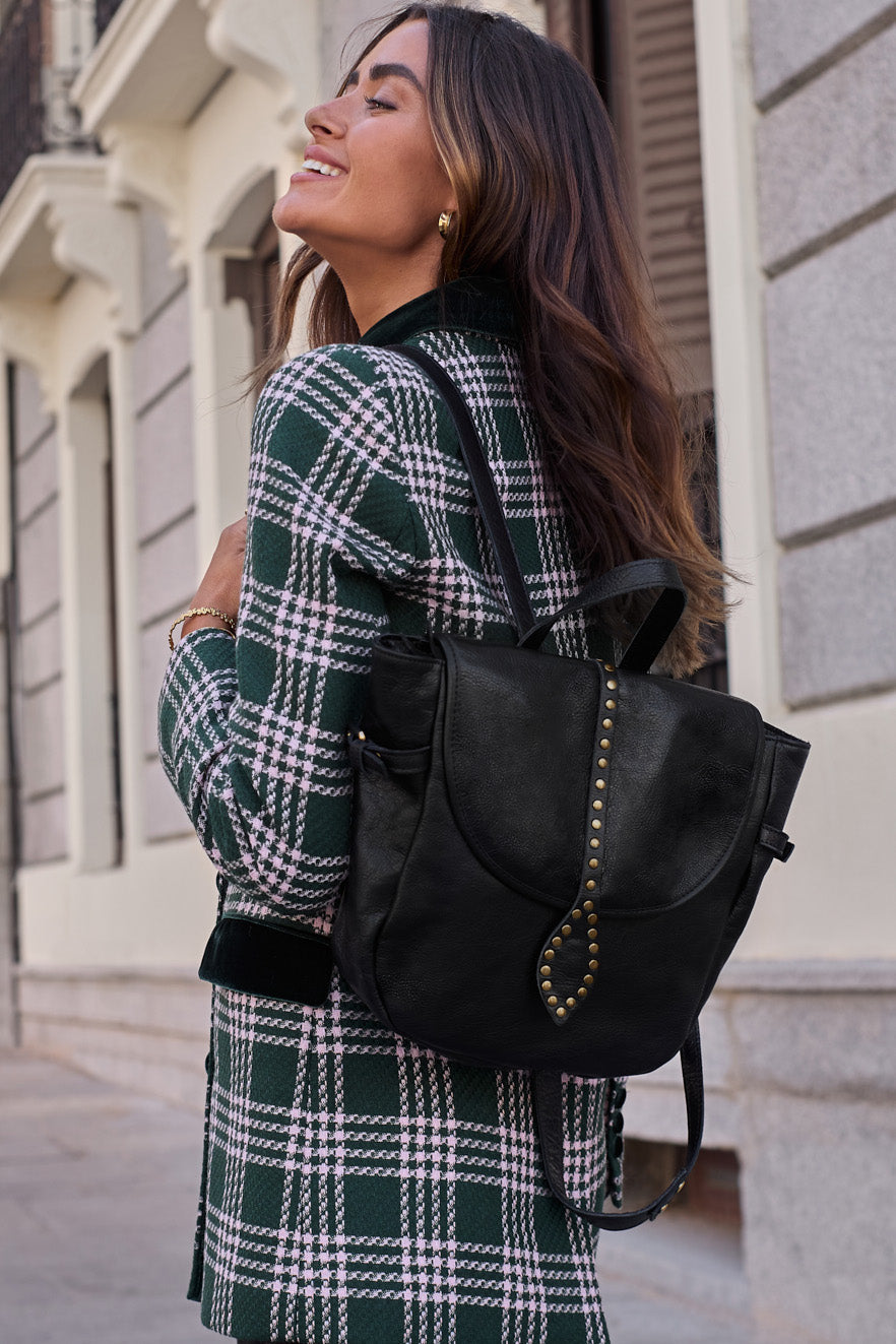 MOCHILA NEGRA TACHAS ORO