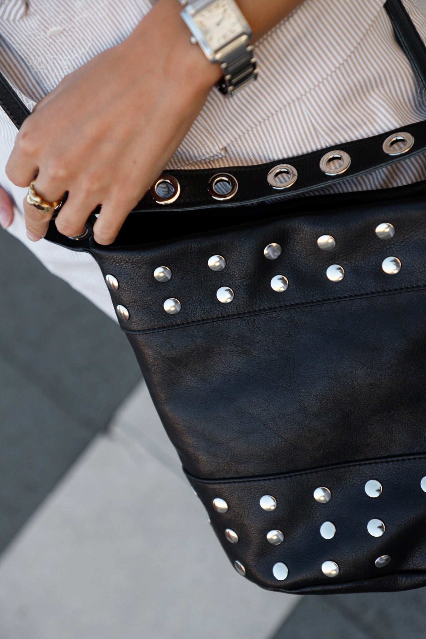 BOLSO BUCKET MINI NEGRO TACHAS