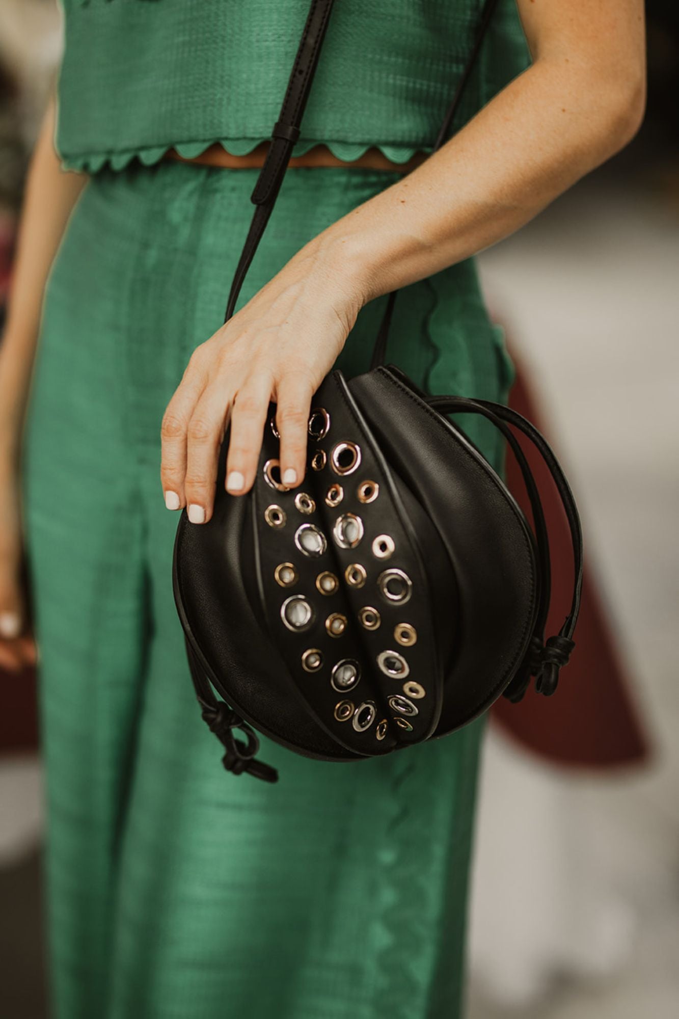 BOLSO DINSUM NEGRO TACHAS