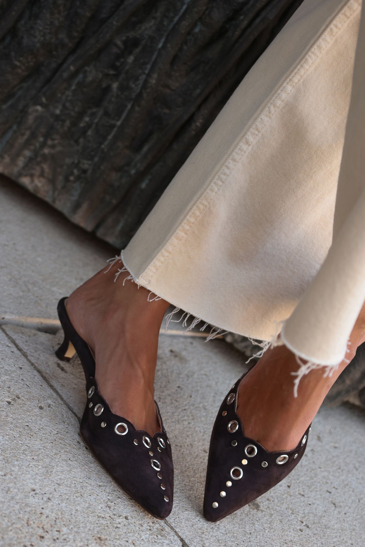 Mocassin à bride en T avec clous en chocolat 2 cm