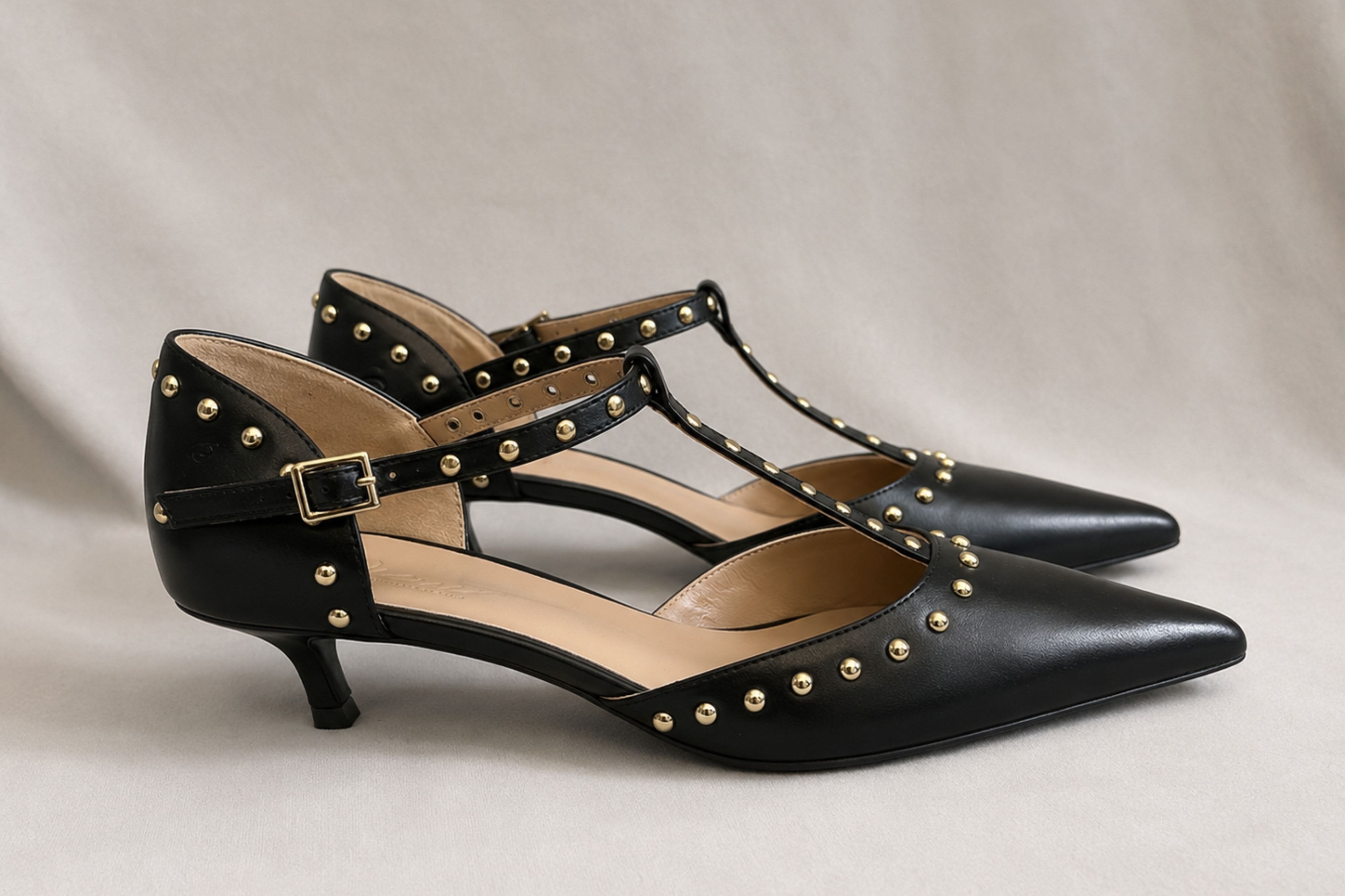 TACÓN KITTEN NEGRO TACHAS ORO SS