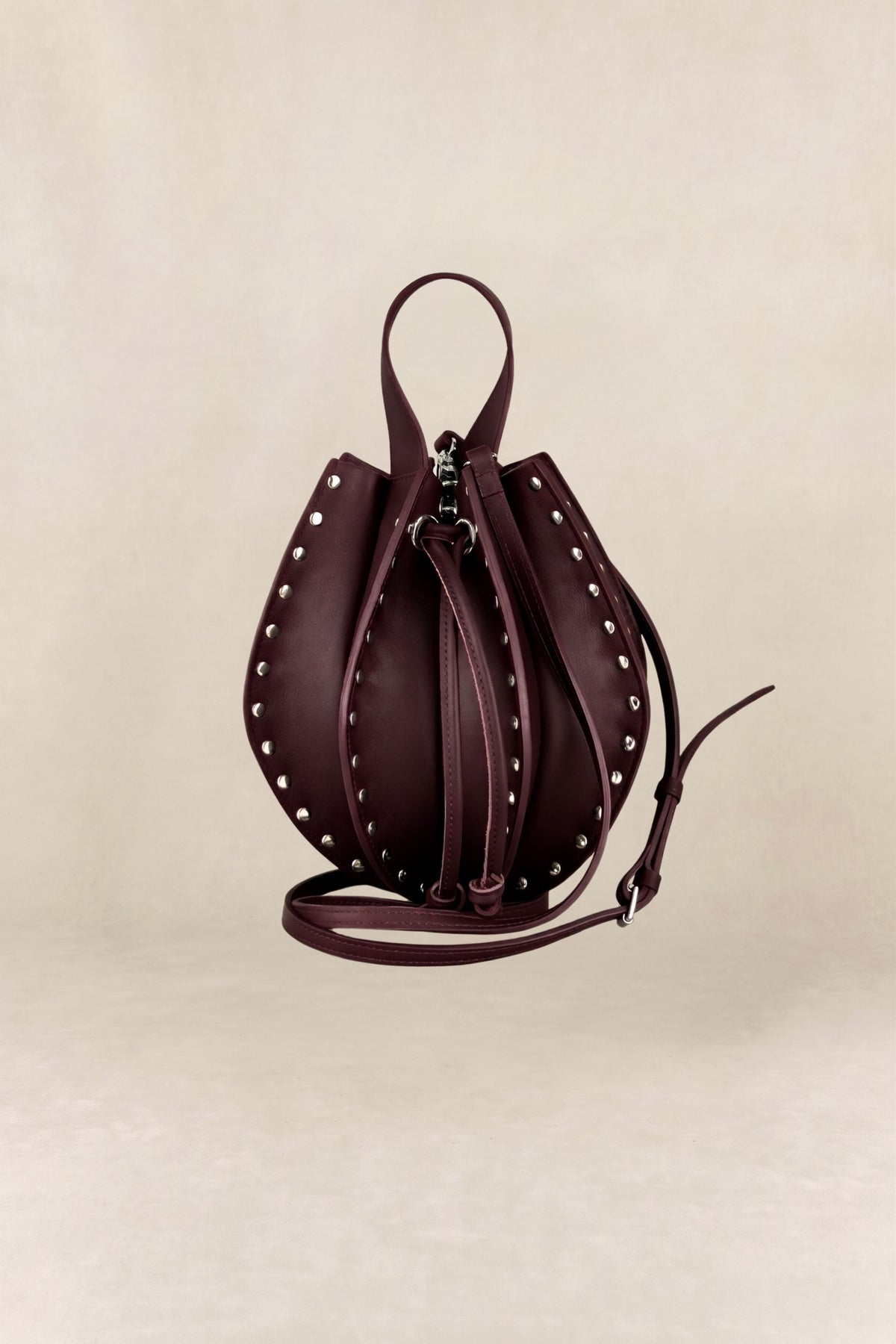 BOLSO FOLDA TACHAS BURDEOS