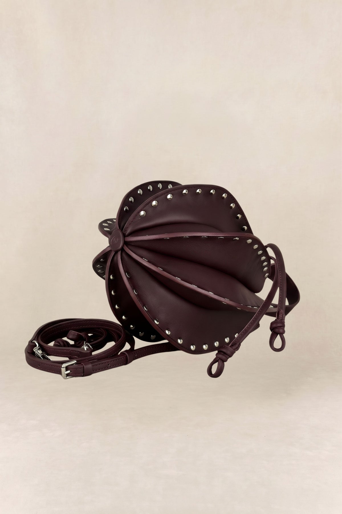 BOLSO FOLDA TACHAS BURDEOS