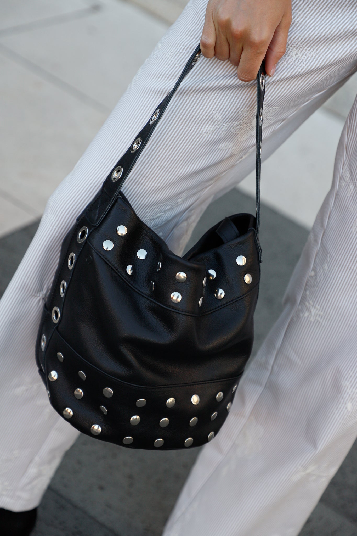 BOLSO BUCKET MINI NEGRO TACHAS