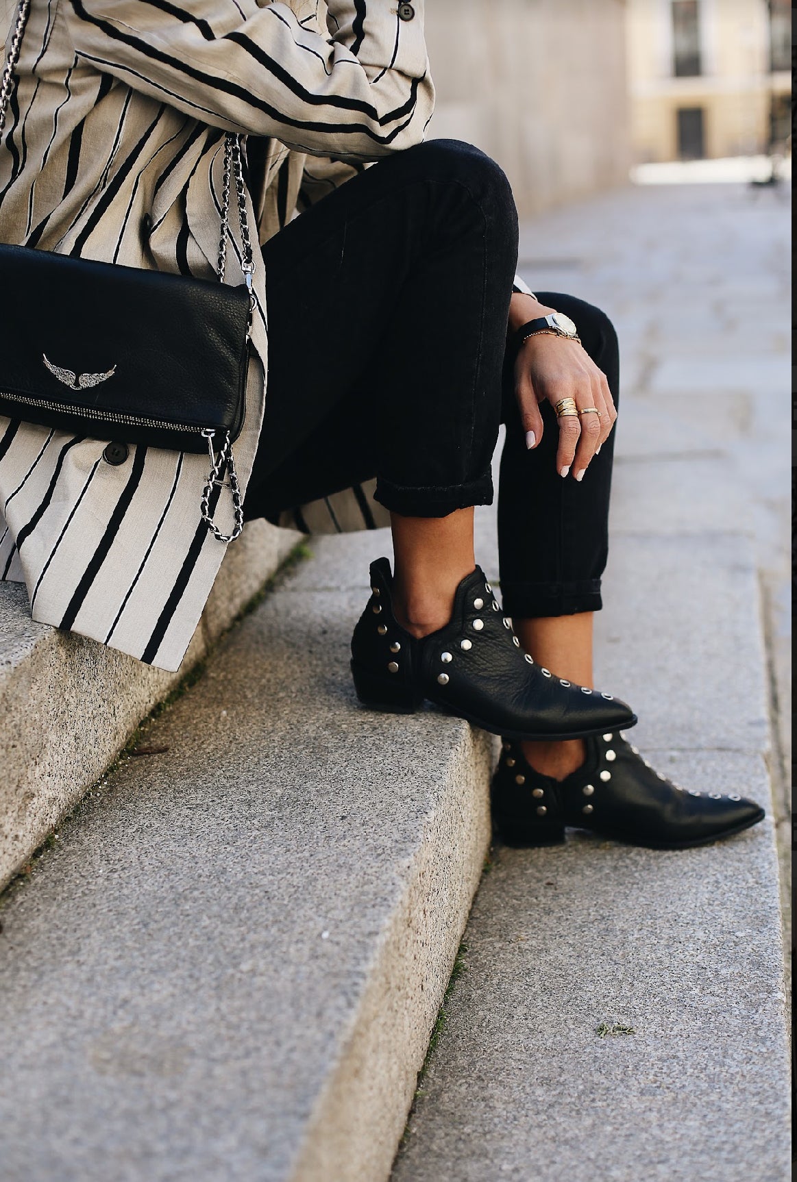 PUNKY BOOTS NEGRAS TACHAS PLATA 4CM