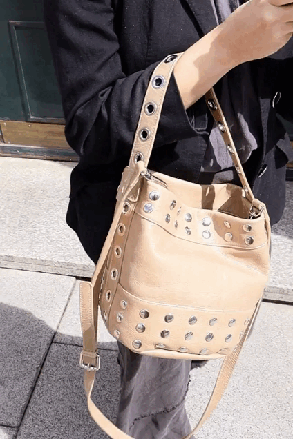 BOLSO BUCKET MINI TACHAS LATTE