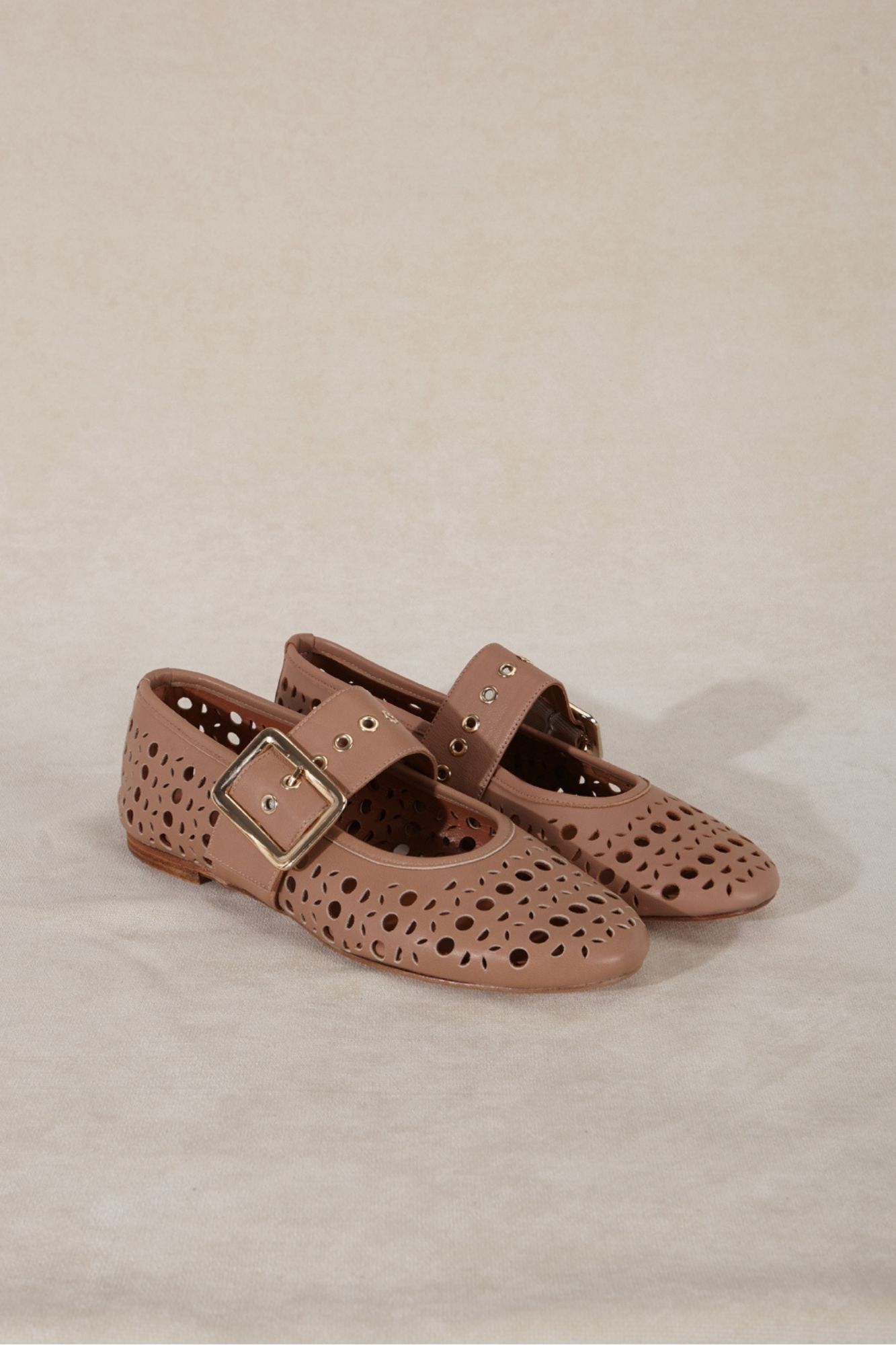 Openwork ballerina pumps with buckle in beige color