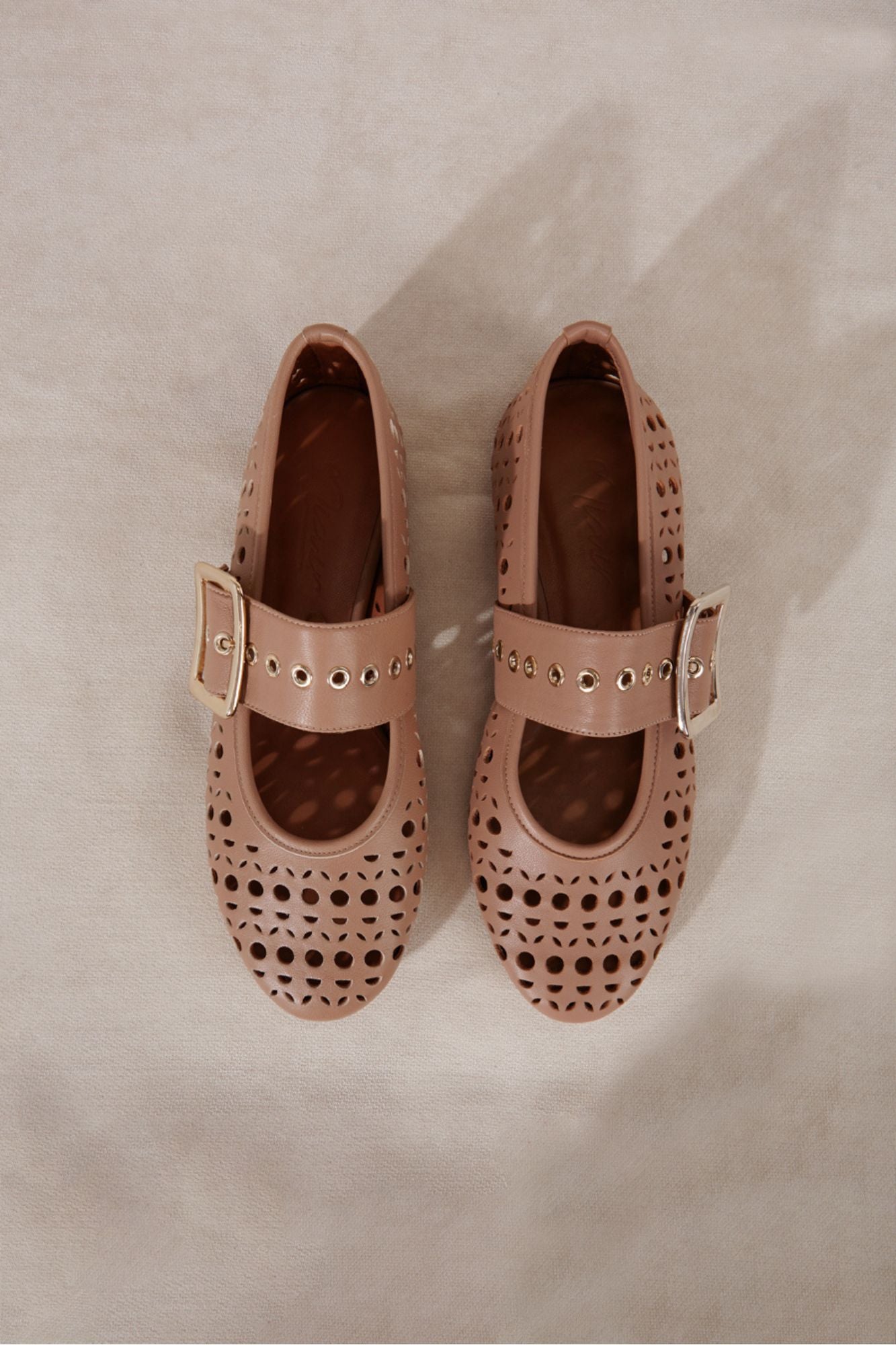 Ballerinas with 1cm heel and buckle closure