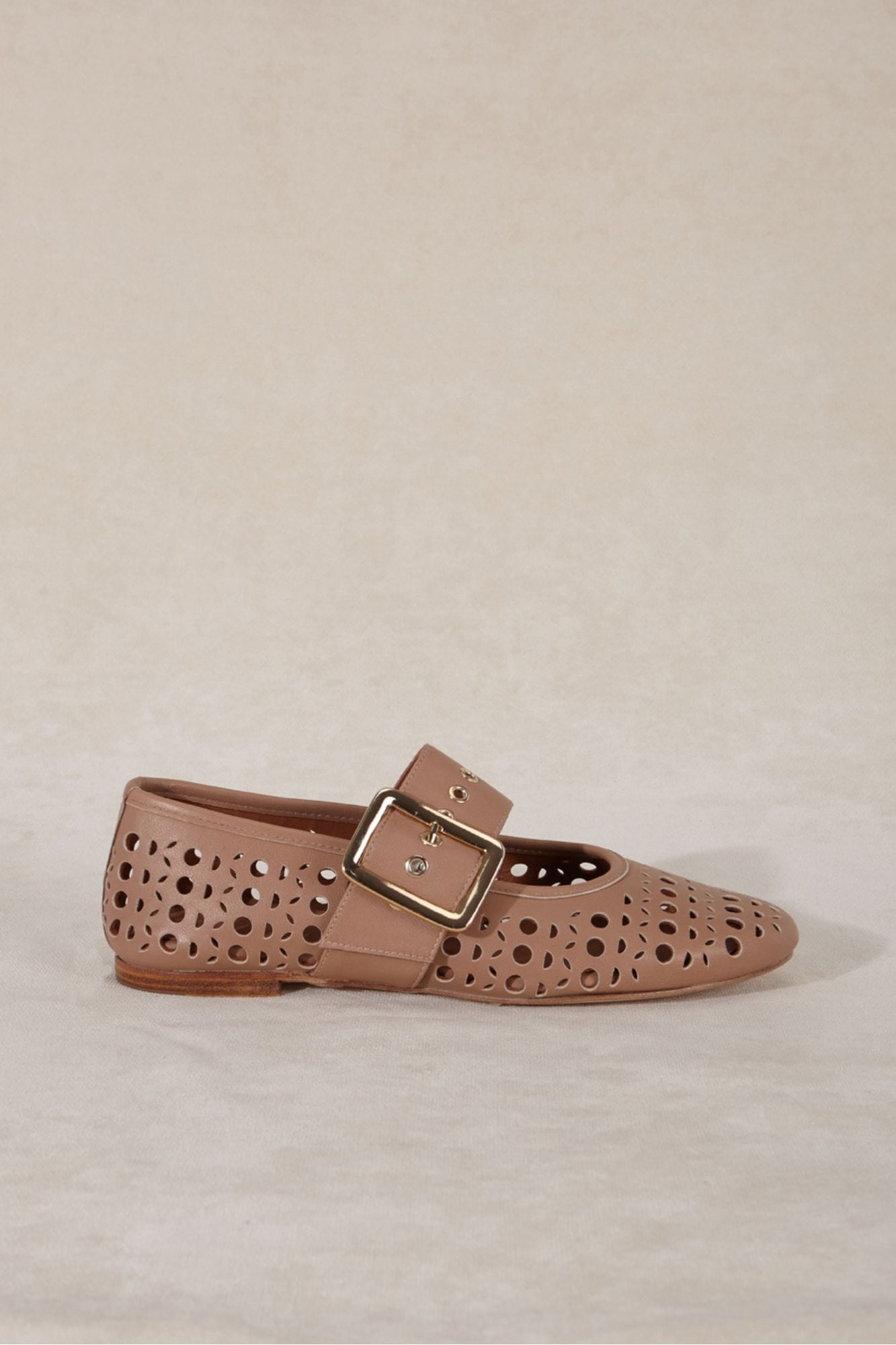 Openwork ballerinas with beige buckle