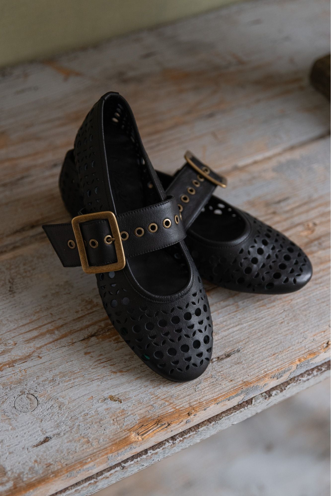 Black ballerinas with buckle closure