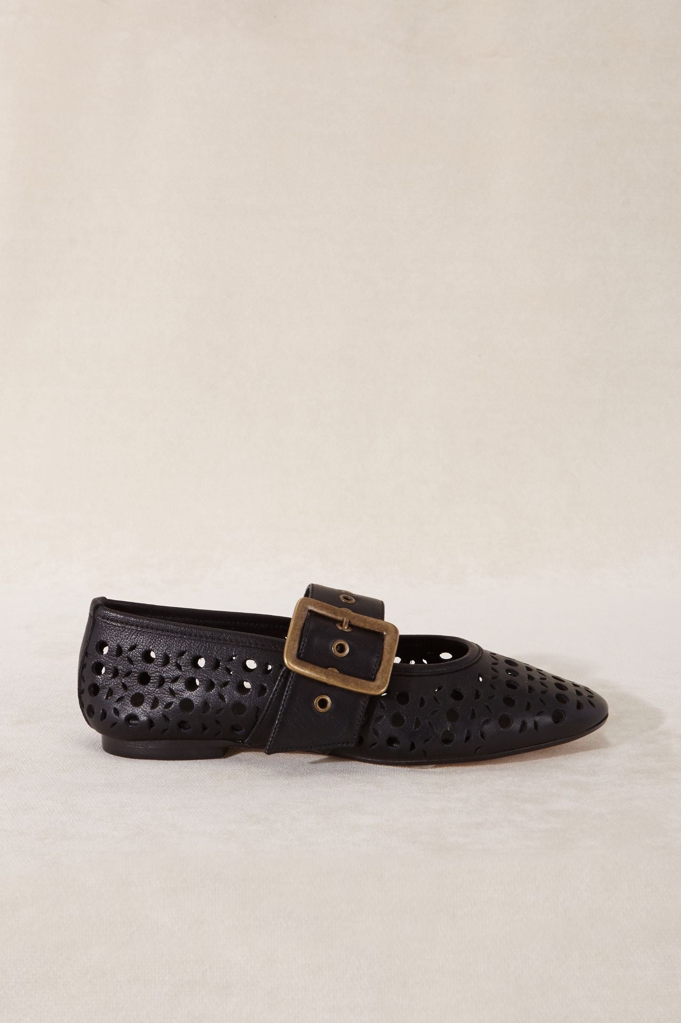 Black ballerina pumps with buckle fastening