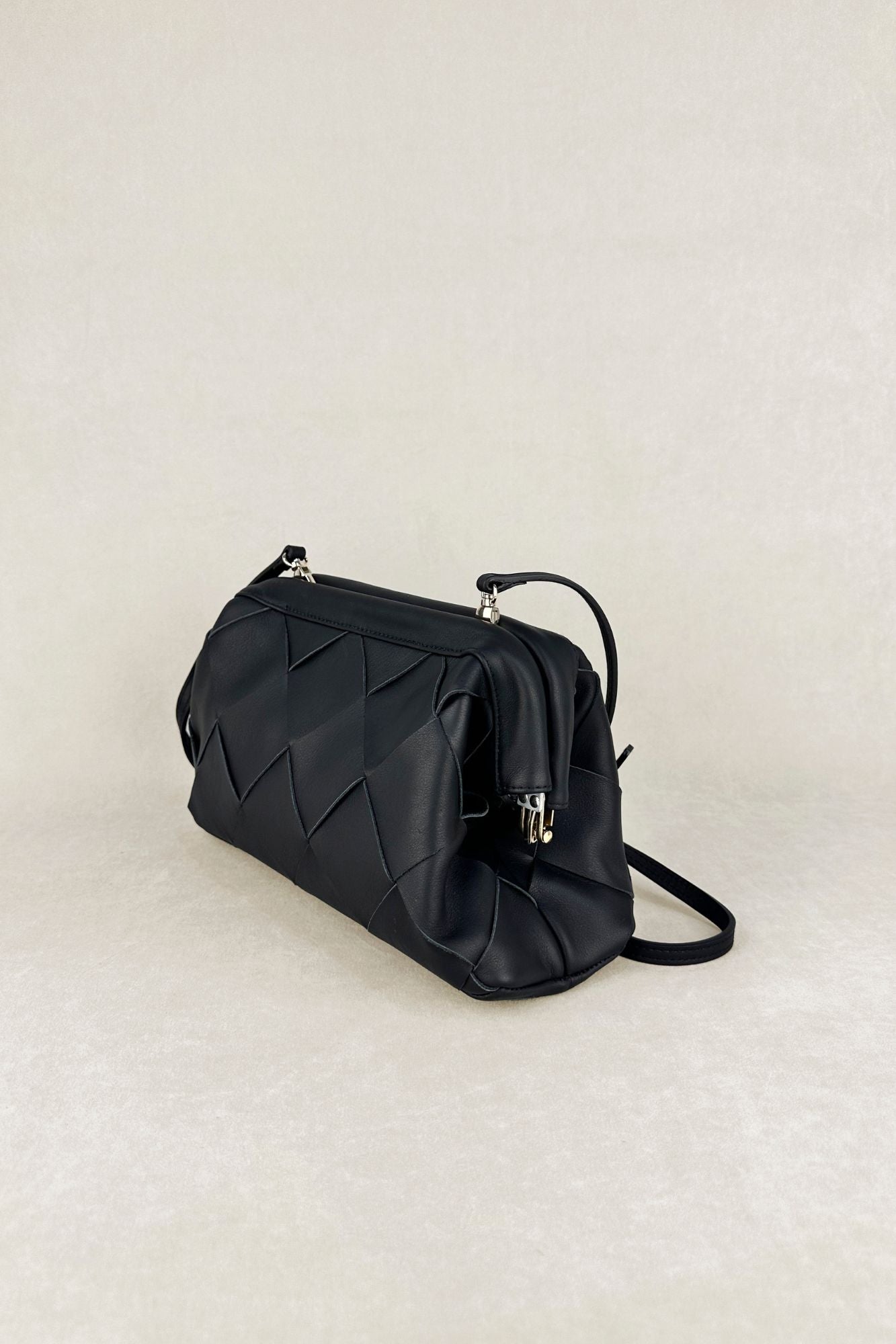 BOLSO CLUTCH TRENZADO NEGRO