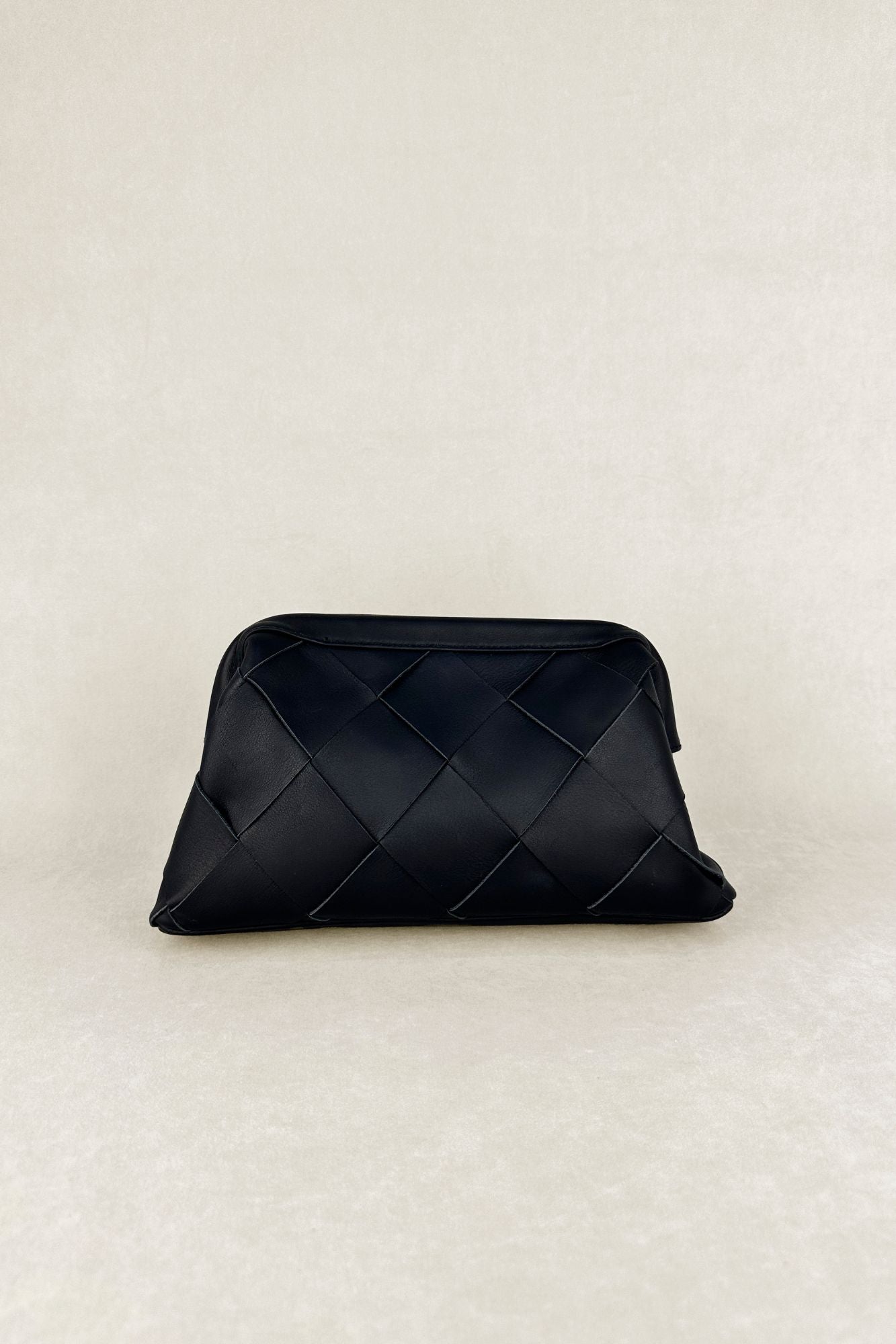 BOLSO CLUTCH TRENZADO NEGRO