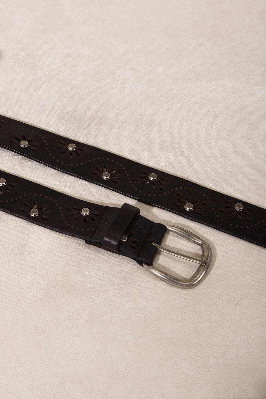 CINTURON FLOR TACHAS NEGRO