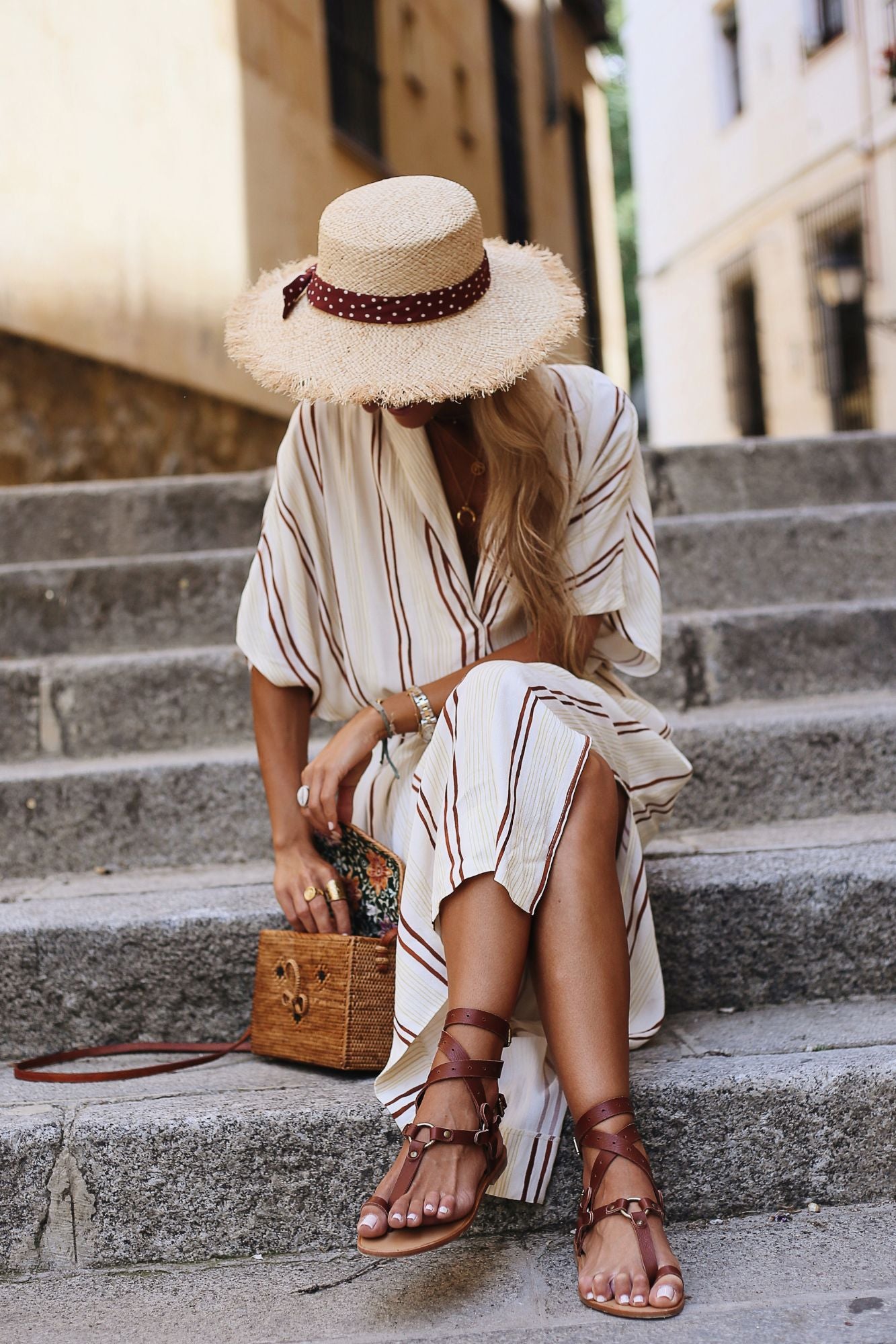 Sandalia de tiras color marron