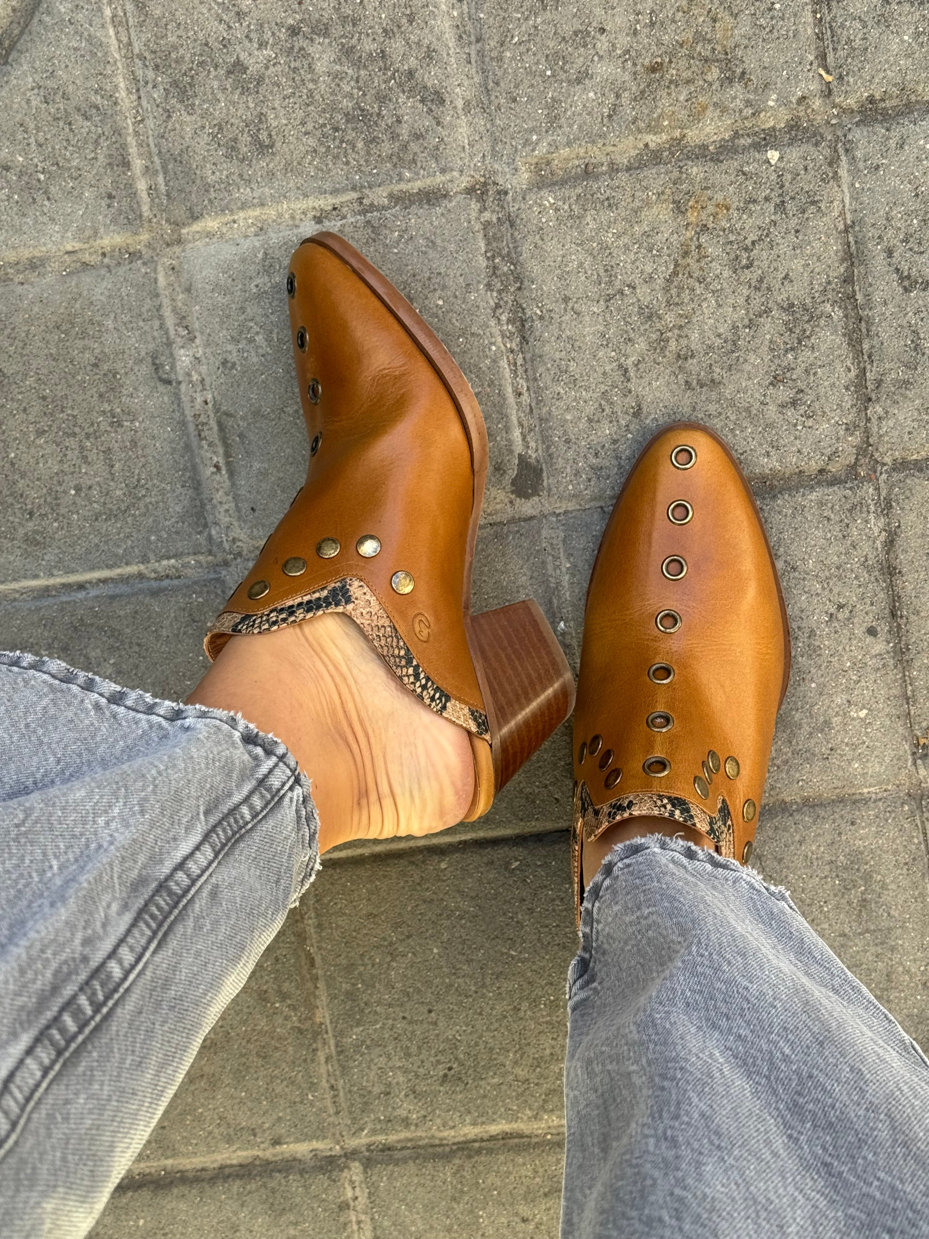 ZUECO CUERO MARRON PUNKY