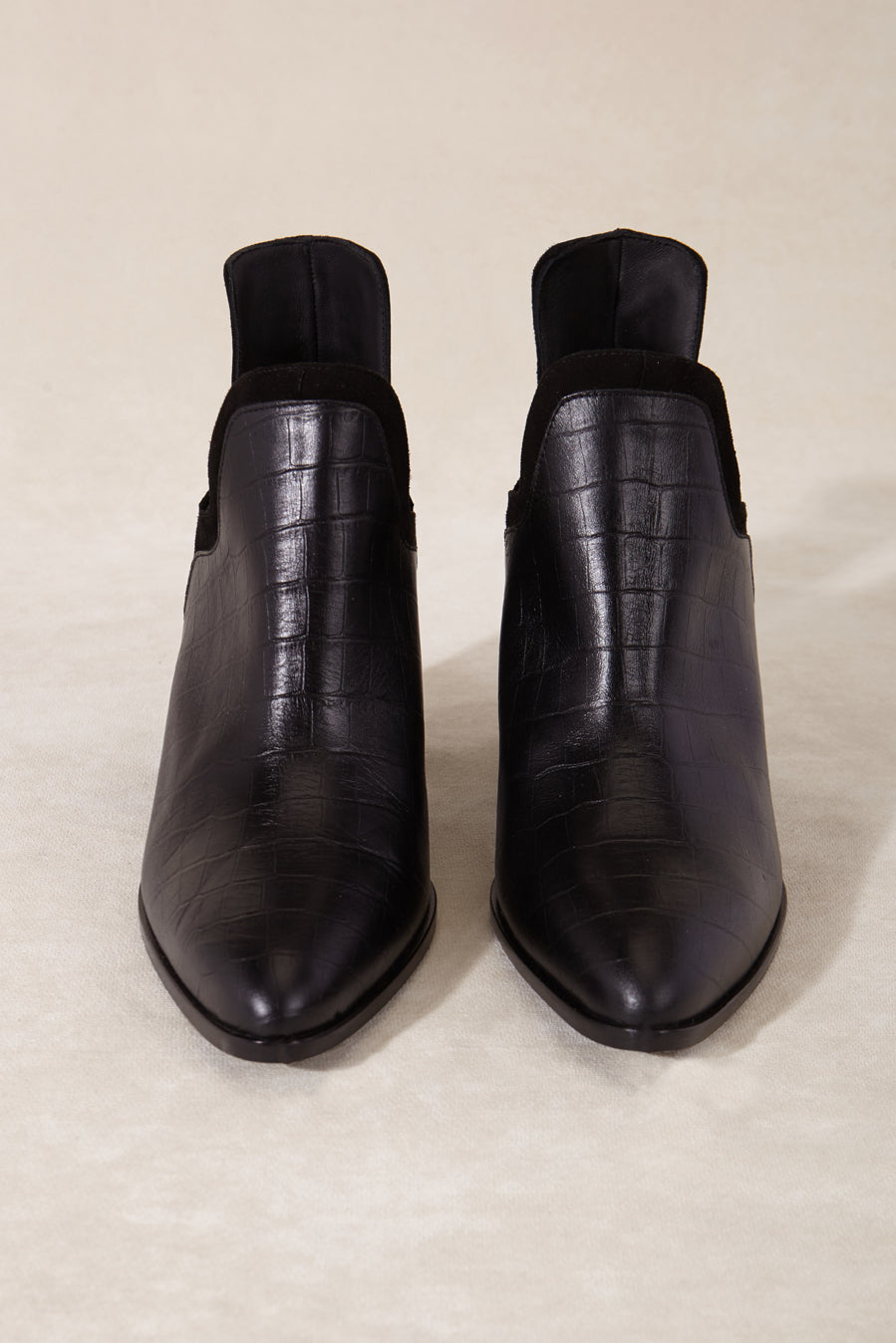 Botines color negro en punta