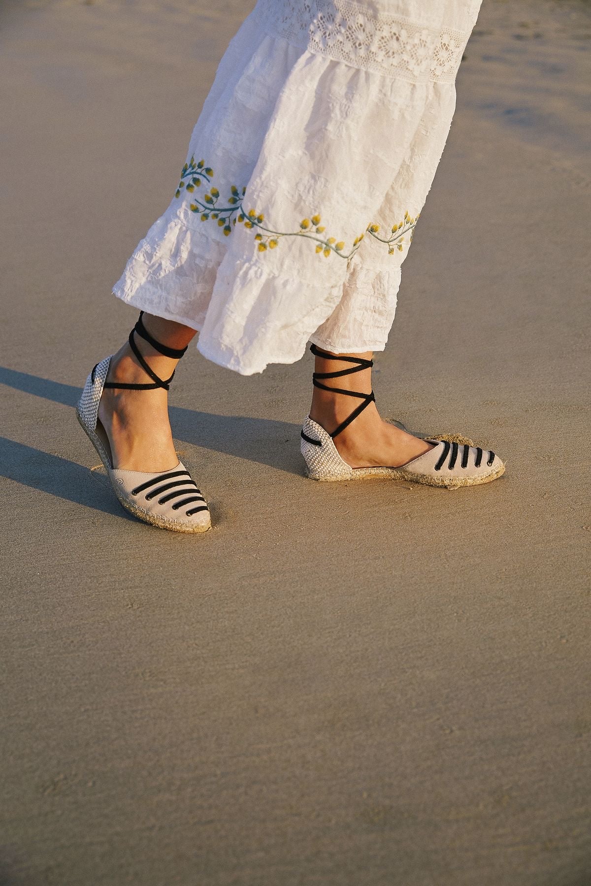 ESPADRILLES PARIKIA NOIR ET CRÈME 1CM