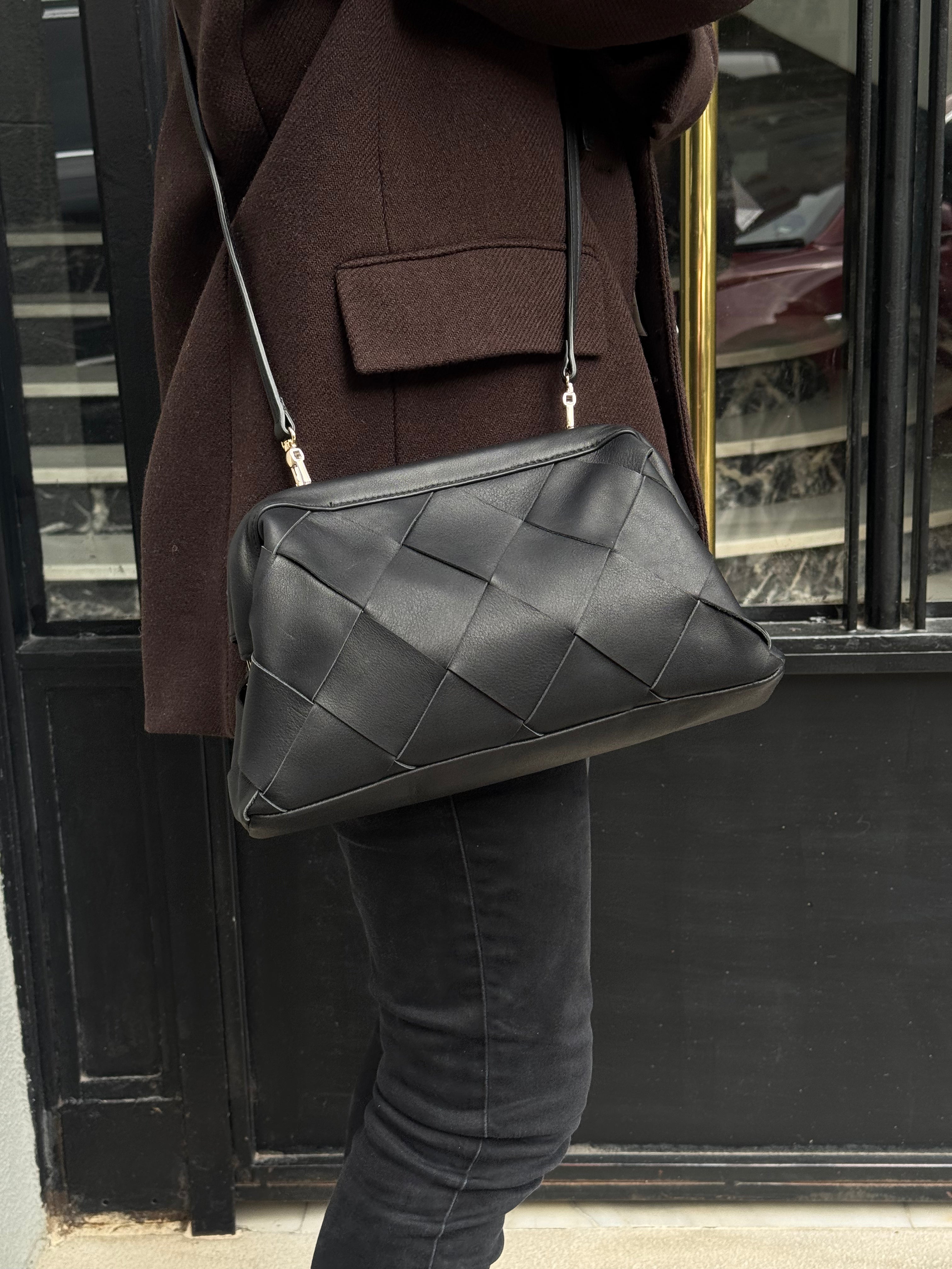 BOLSO CLUTCH TRENZADO NEGRO