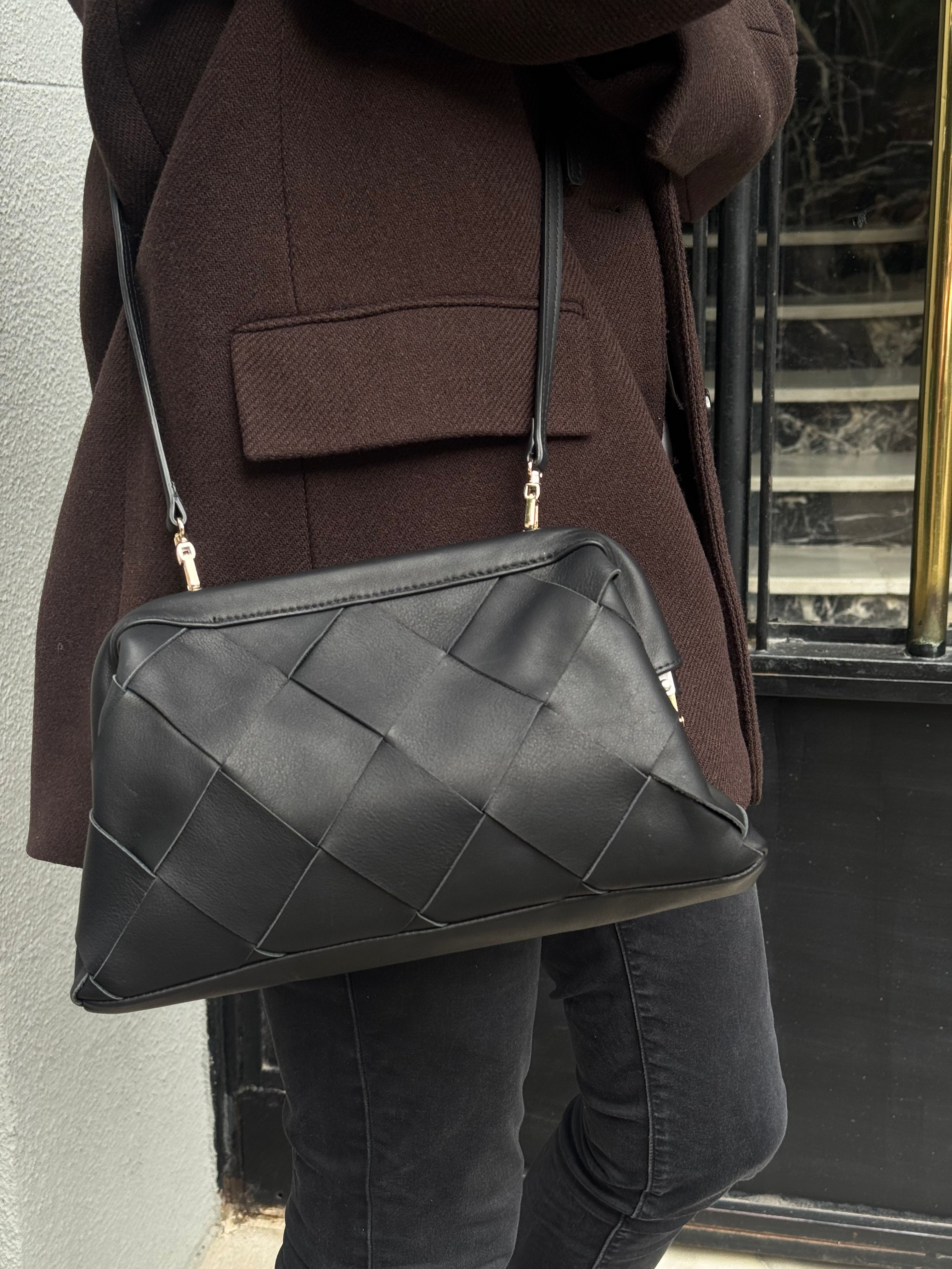 BOLSO CLUTCH TRENZADO NEGRO