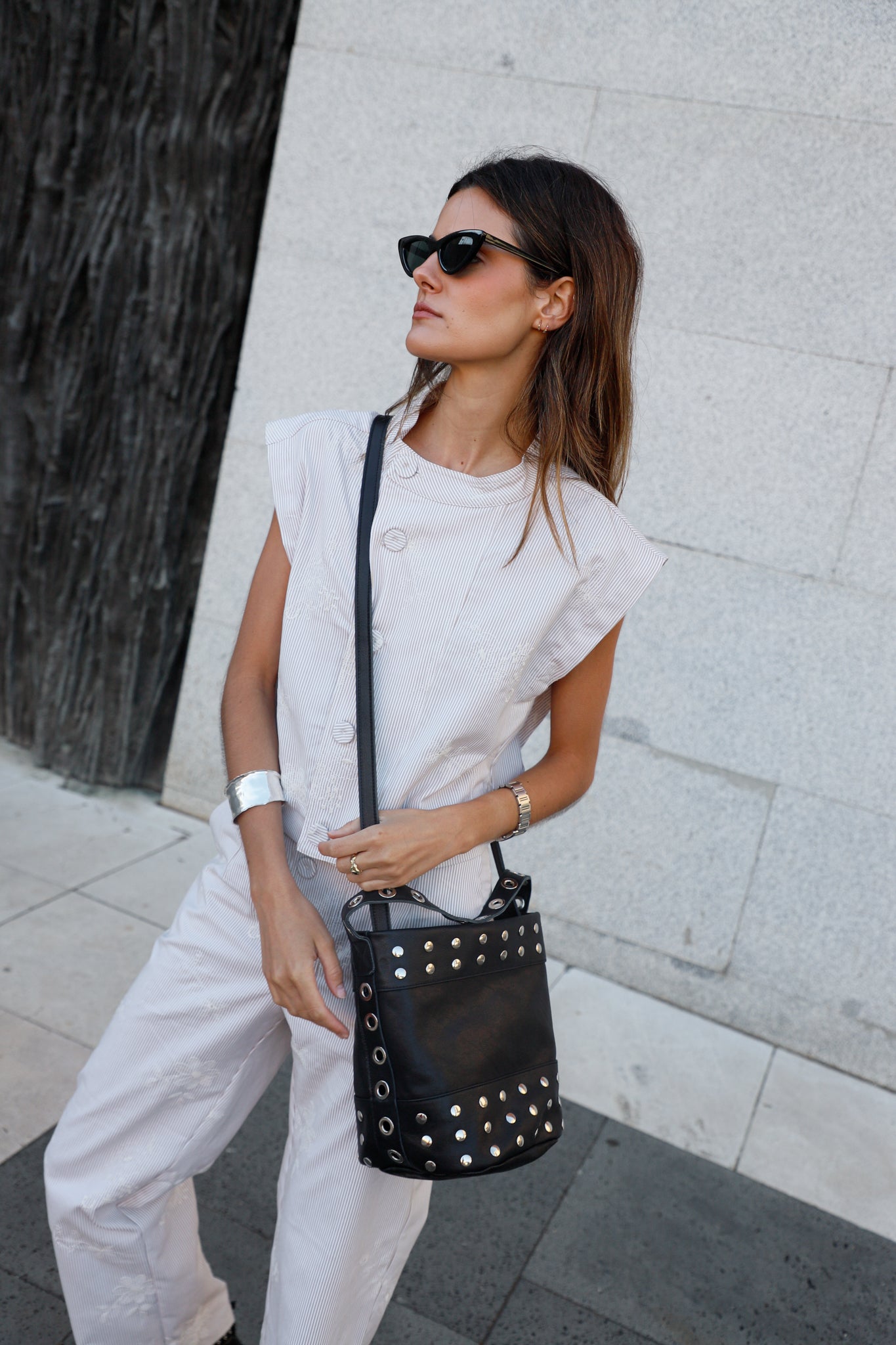 BOLSO BUCKET MINI NEGRO TACHAS