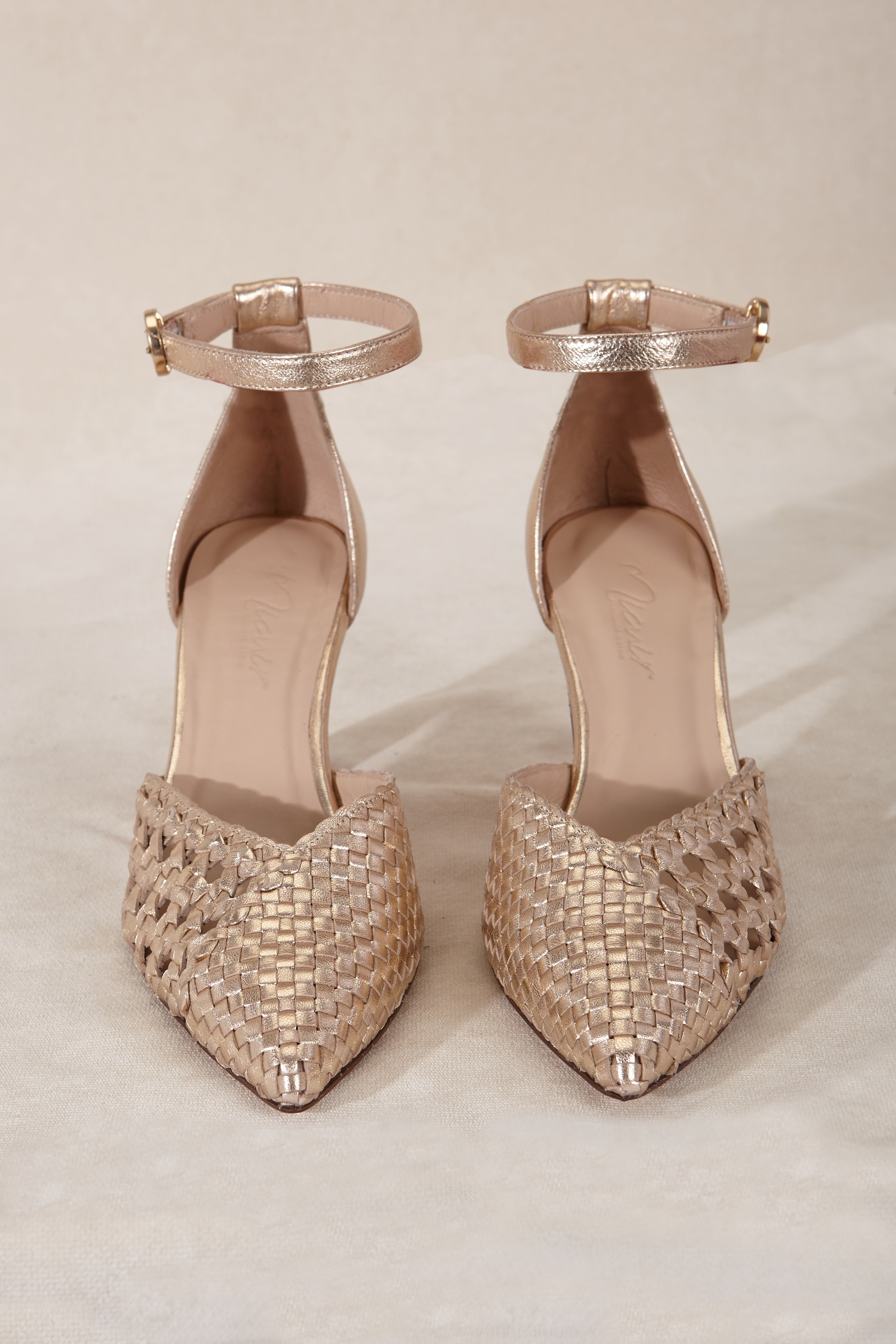 SANDALIA TACON TRENZADA INGRID ORO 7.5 CM