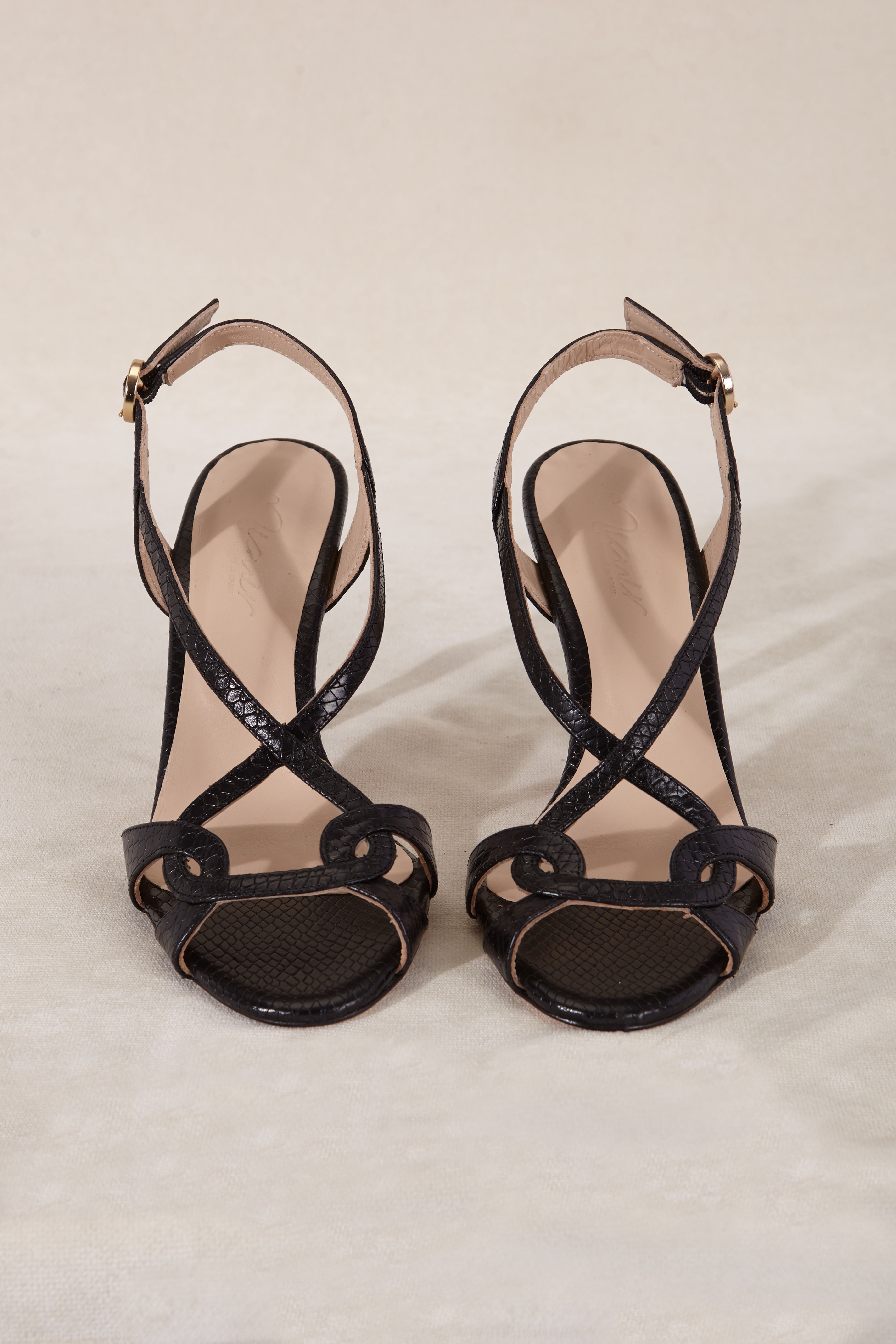 SANDALIA GADEA GRABADO NEGRO 9CM