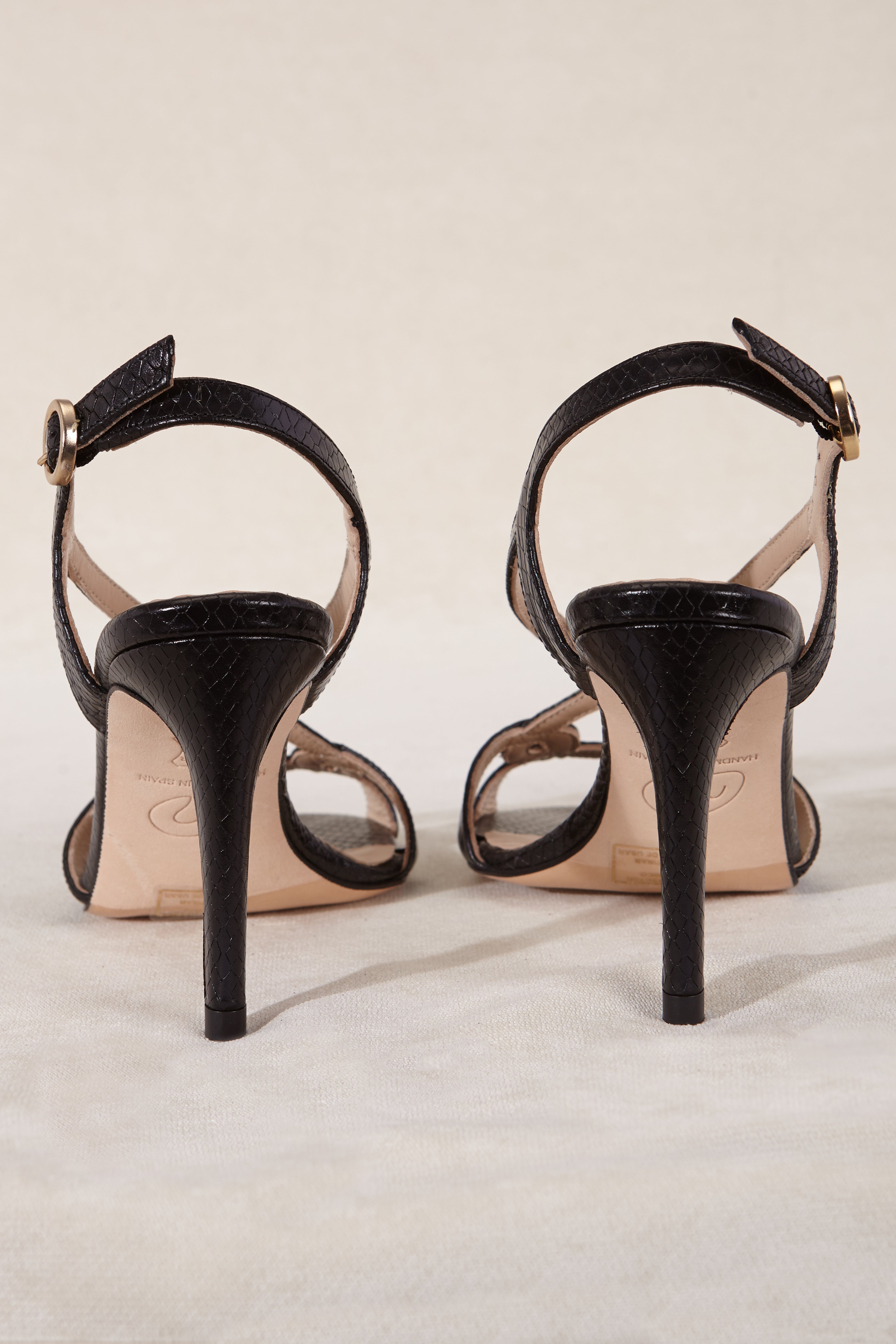 SANDALIA GADEA GRABADO NEGRO 9CM