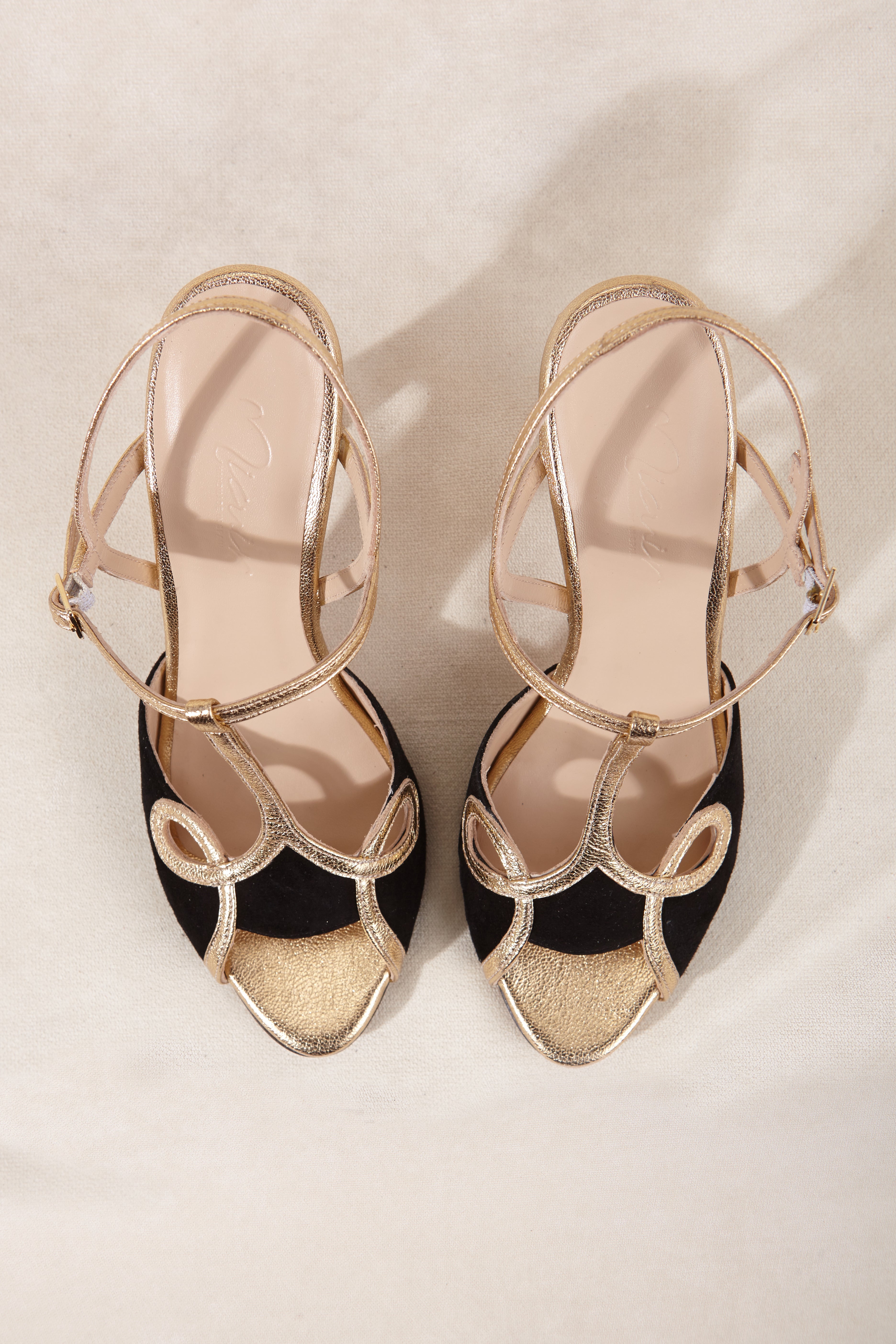 SANDALIA MIA ORO Y NEGRO 7CM