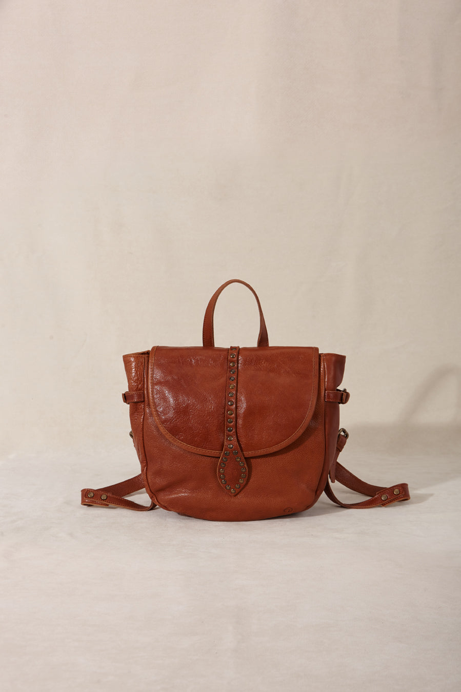 MOCHILA CUERO TACHAS ORO