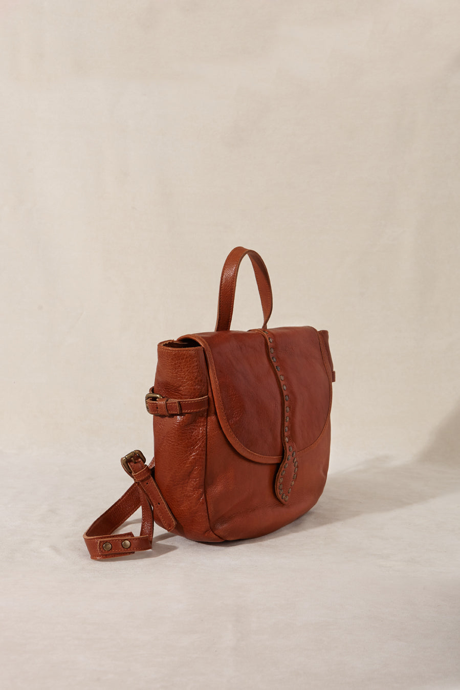 MOCHILA CUERO TACHAS ORO