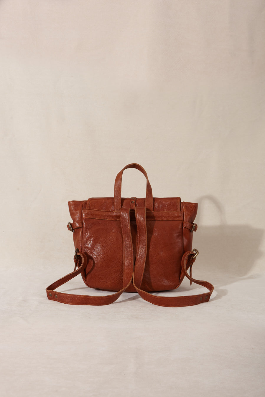 MOCHILA CUERO TACHAS ORO