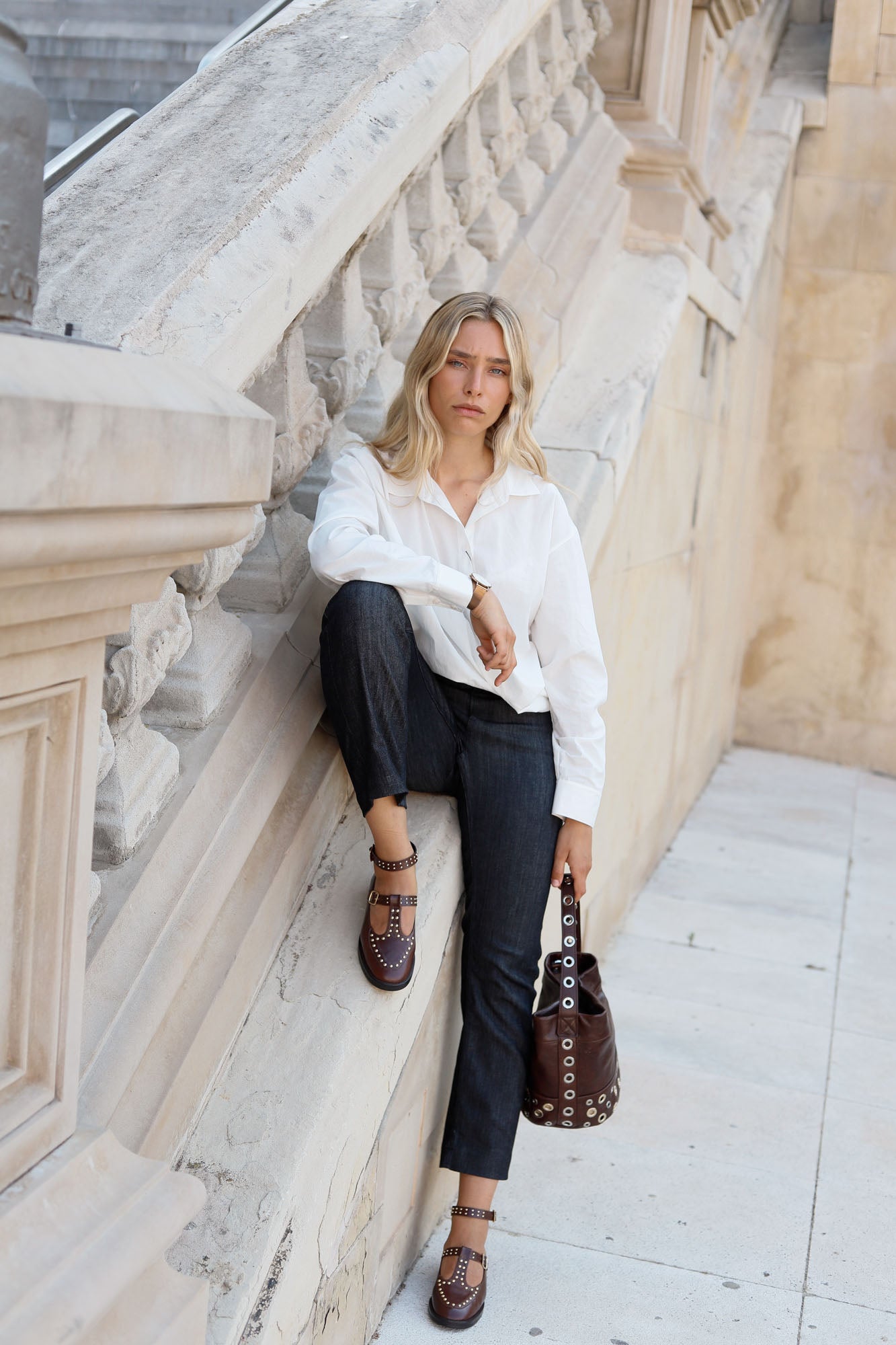 Mocassin à bride en T avec clous en chocolat 2 cm