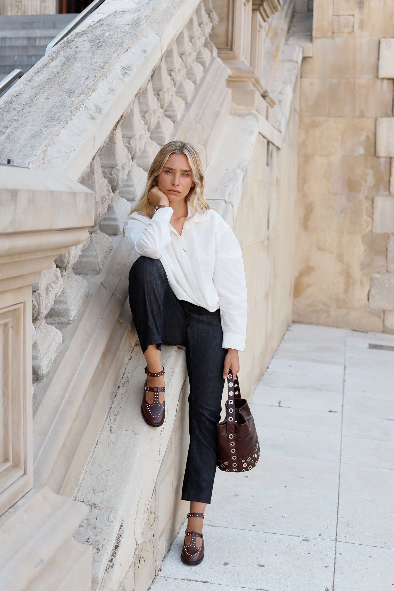 Mocassin à bride en T avec clous en chocolat 2 cm