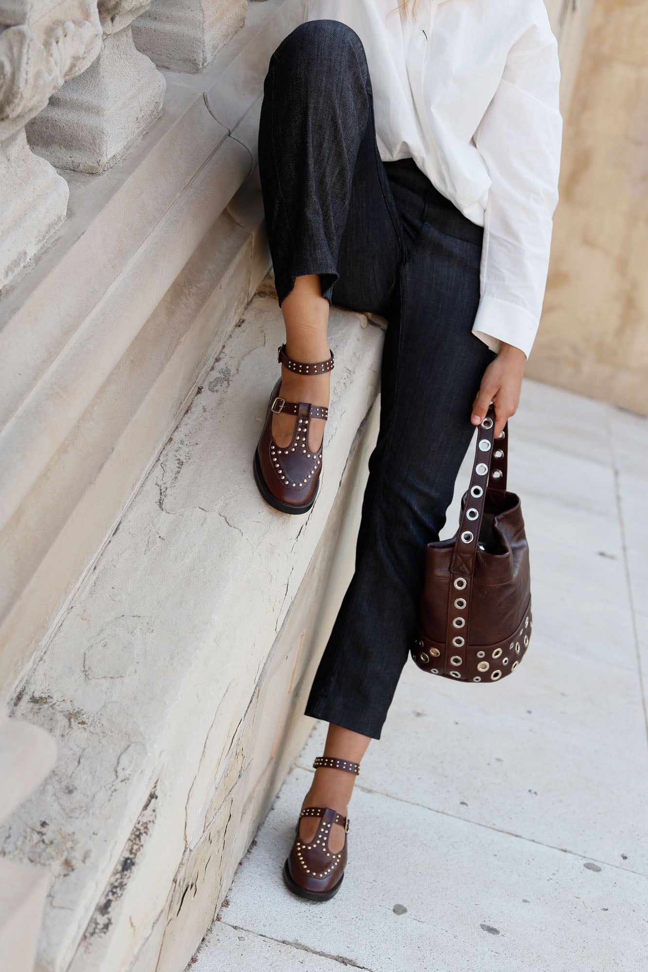 Mocassin à bride en T avec clous en chocolat 2 cm