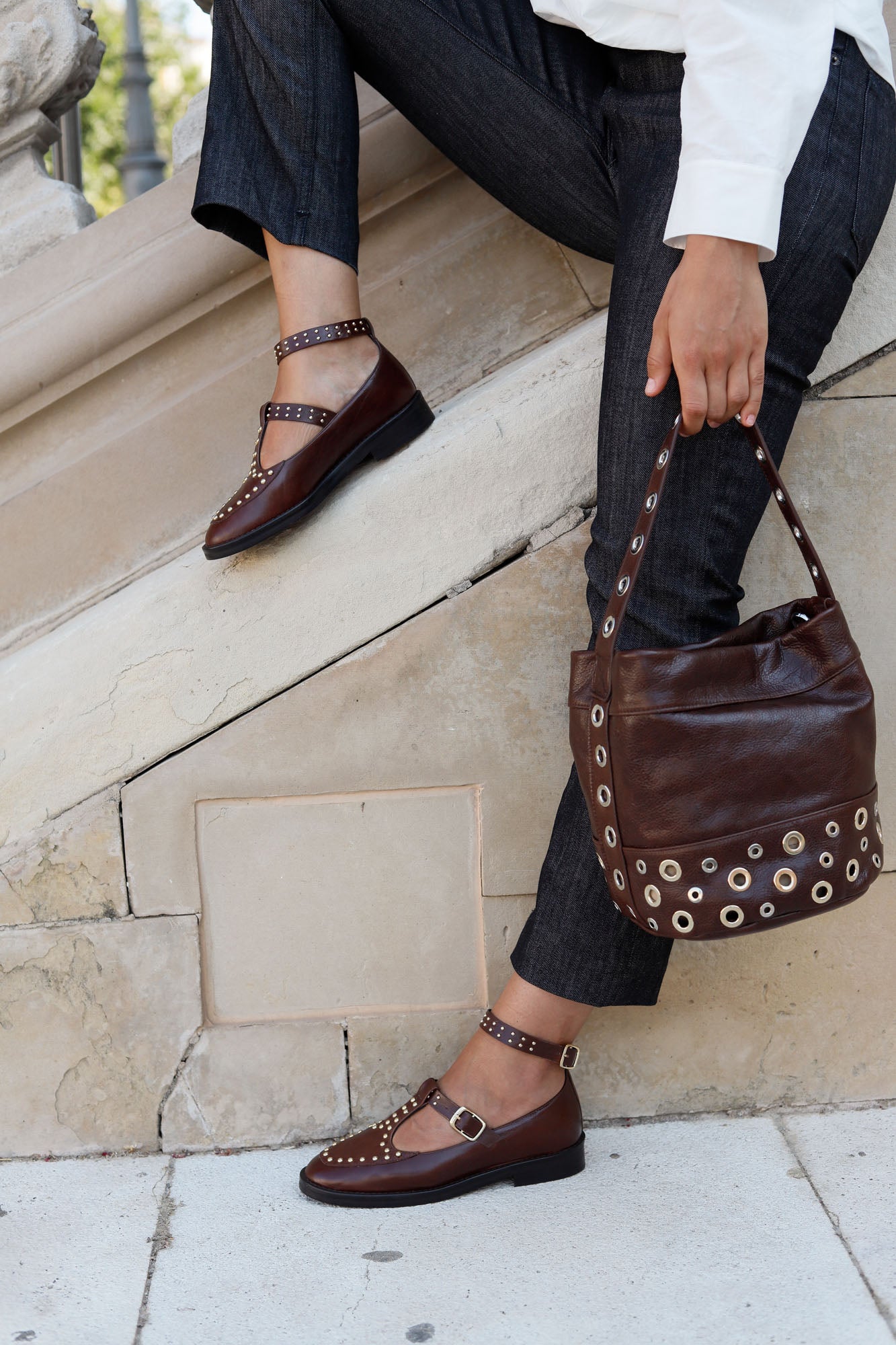 Mocassin à bride en T avec clous en chocolat 2 cm