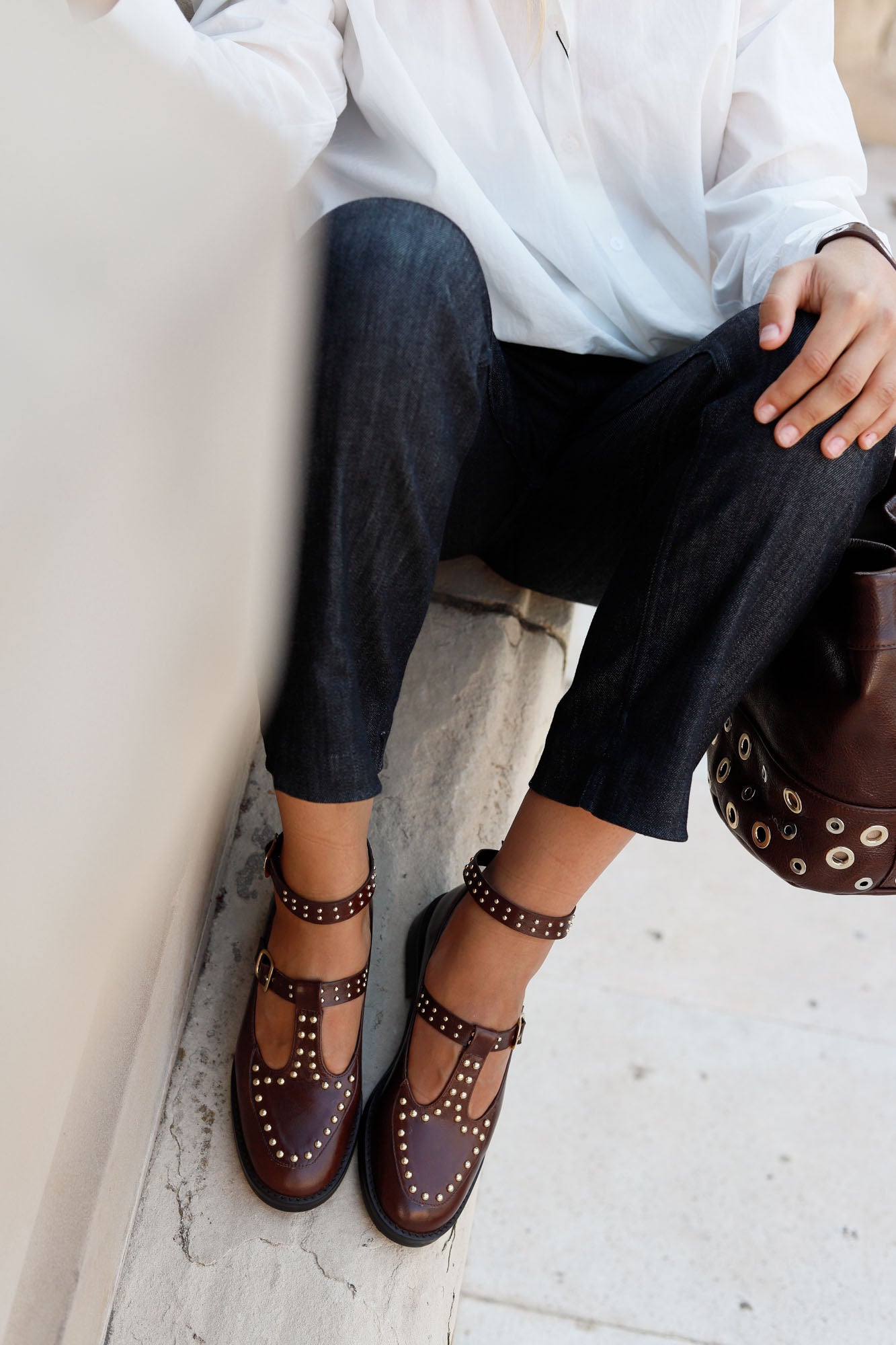 Mocassin à bride en T avec clous en chocolat 2 cm