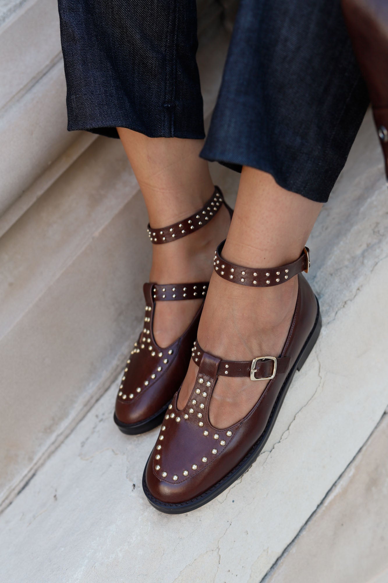 Mocassin à bride en T avec clous en chocolat 2 cm