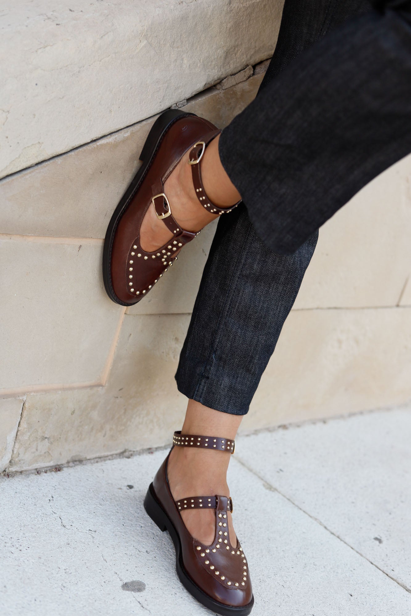 Mocassin à bride en T avec clous en chocolat 2 cm