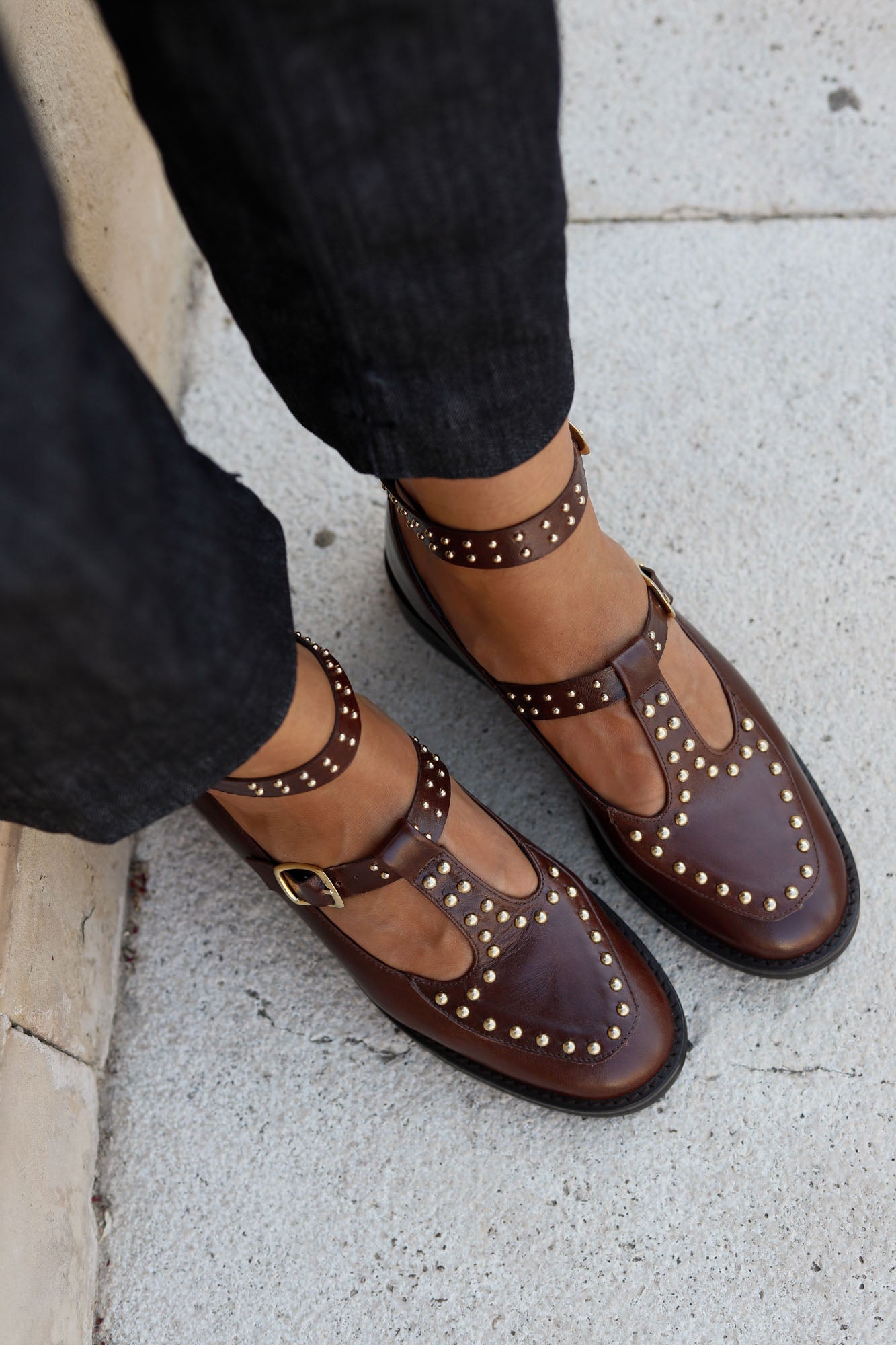 Mocassin à bride en T avec clous en chocolat 2 cm