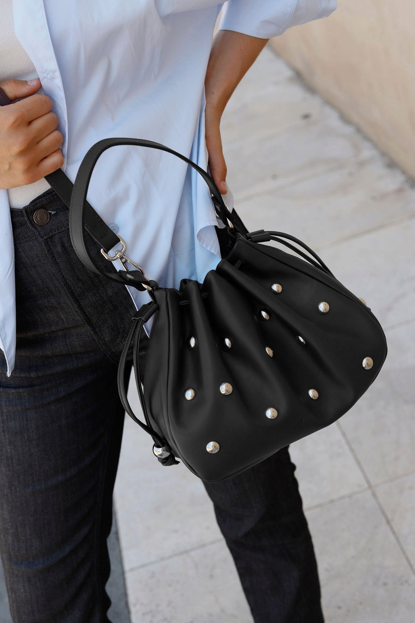 BOLSO BOMBONERA TACHAS NEGRO