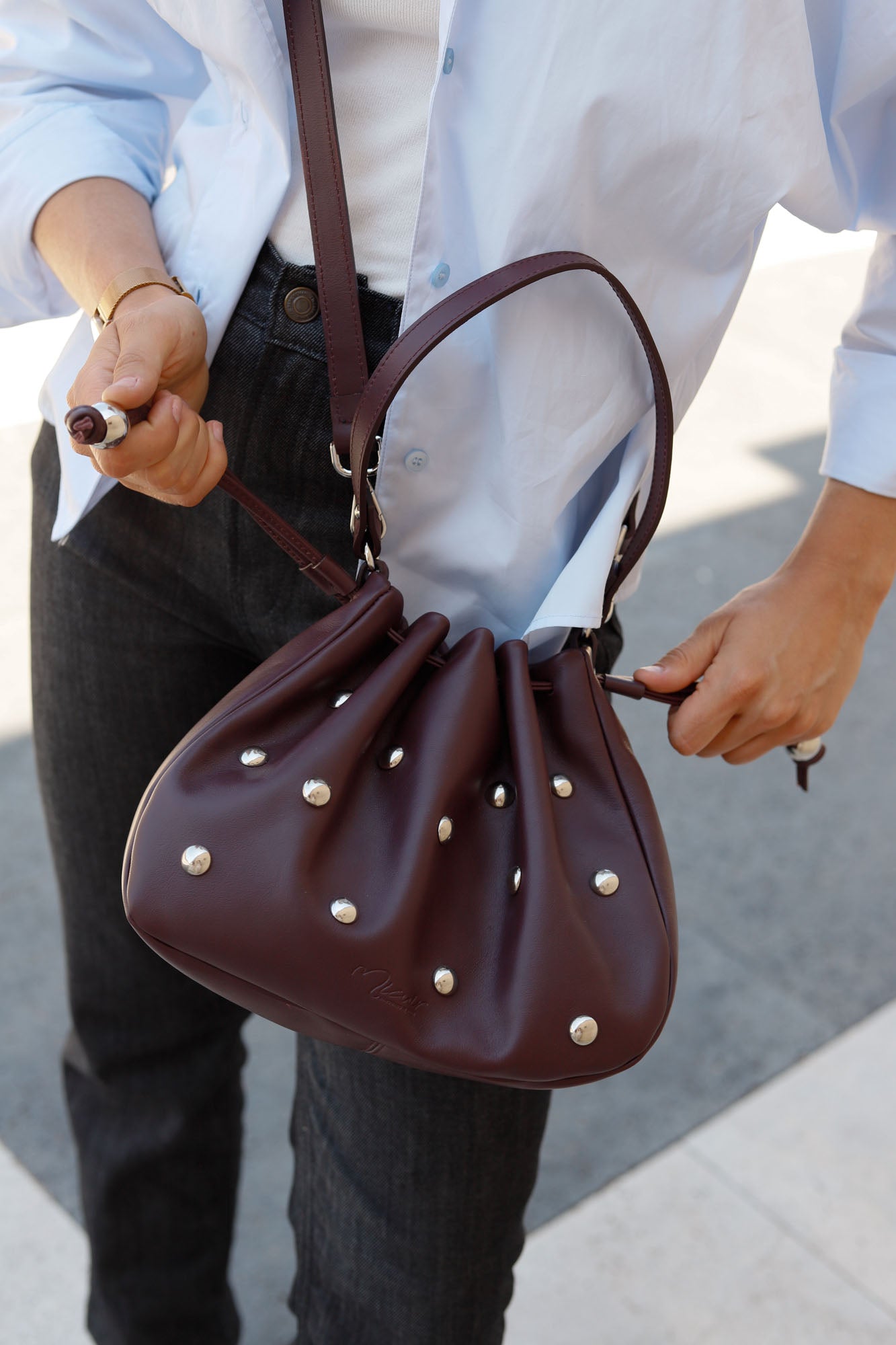 BOLSO BOMBONERA TACHAS BURDEOS