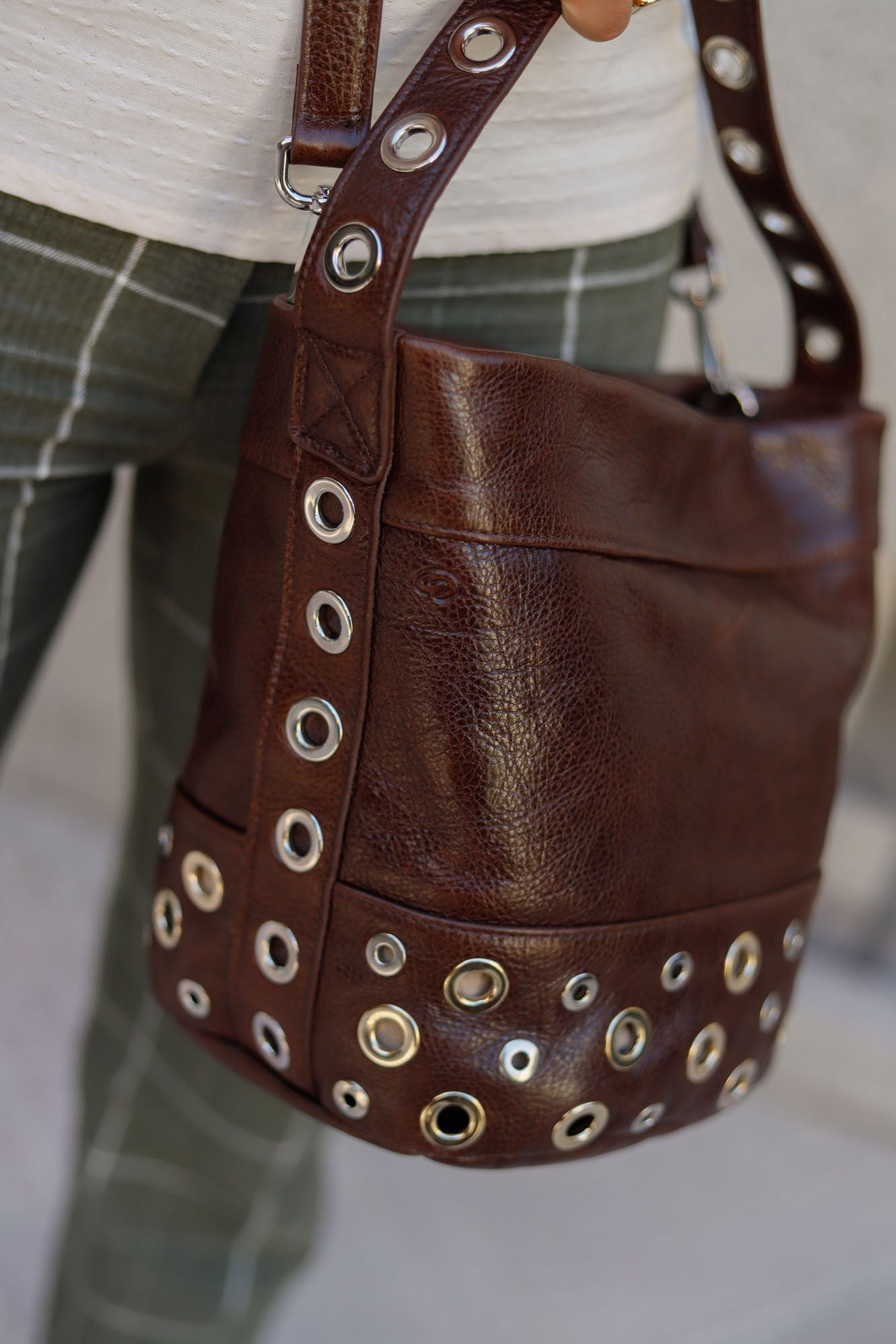 BOLSO BUCKET MINI ROCK CHOCOLATE