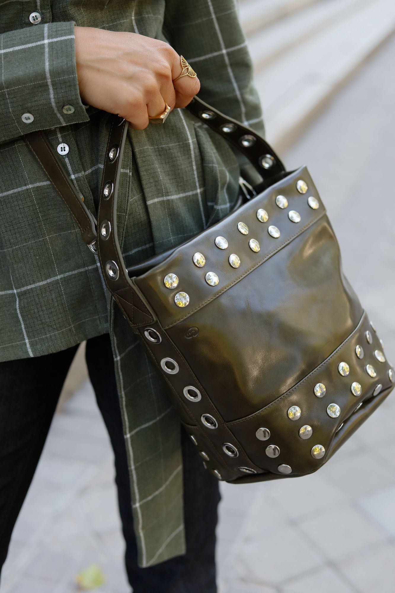 BOLSO BUCKET MINI TACHAS KHAKI